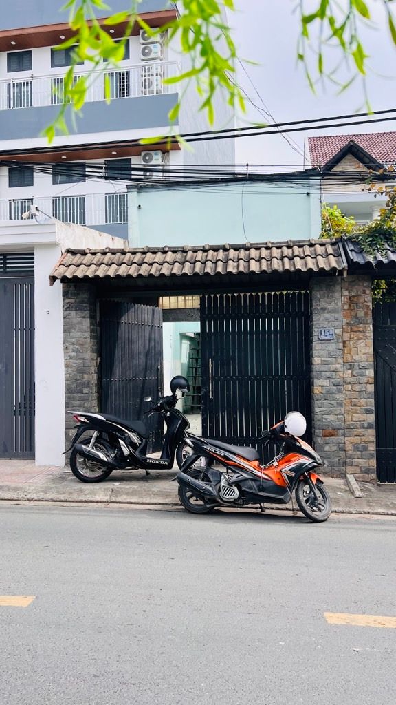 Bán nhà cấp 4 mặt tiền đường số 8, phường Lê Văn Việt, hướng Đông Nam, tiện xây mới