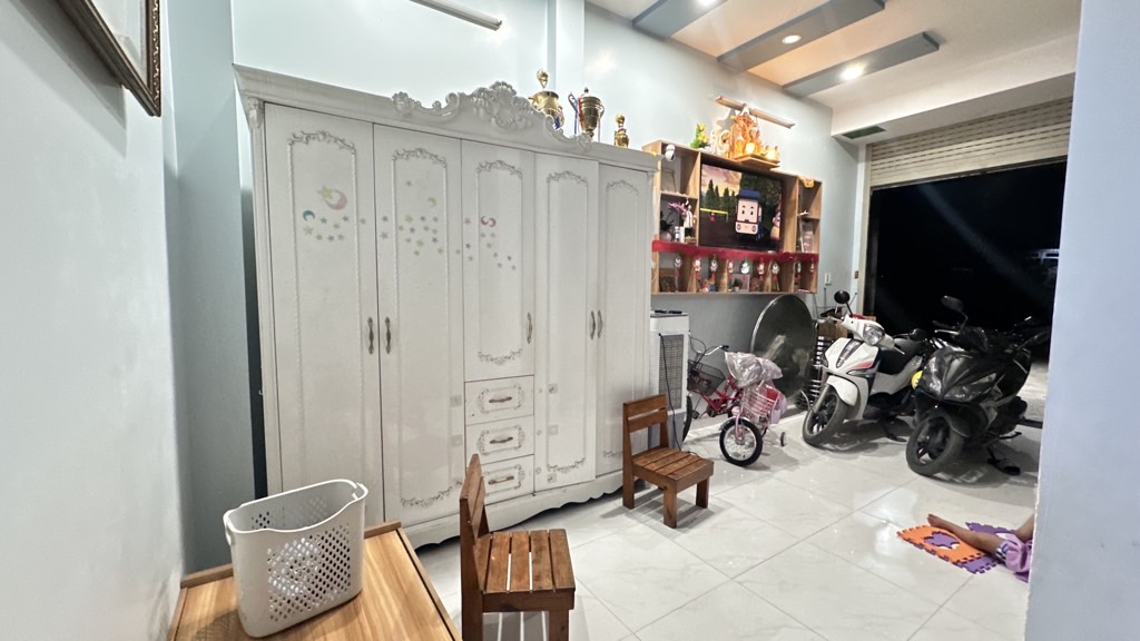 HẺM XE TẢI THÔNG • NGANG 6.7M • 106M² • CHỈ 6.X TỶ
📞 0979767487 – Gọi Thắng xem nhà 🏡 Thạnh Xuân,