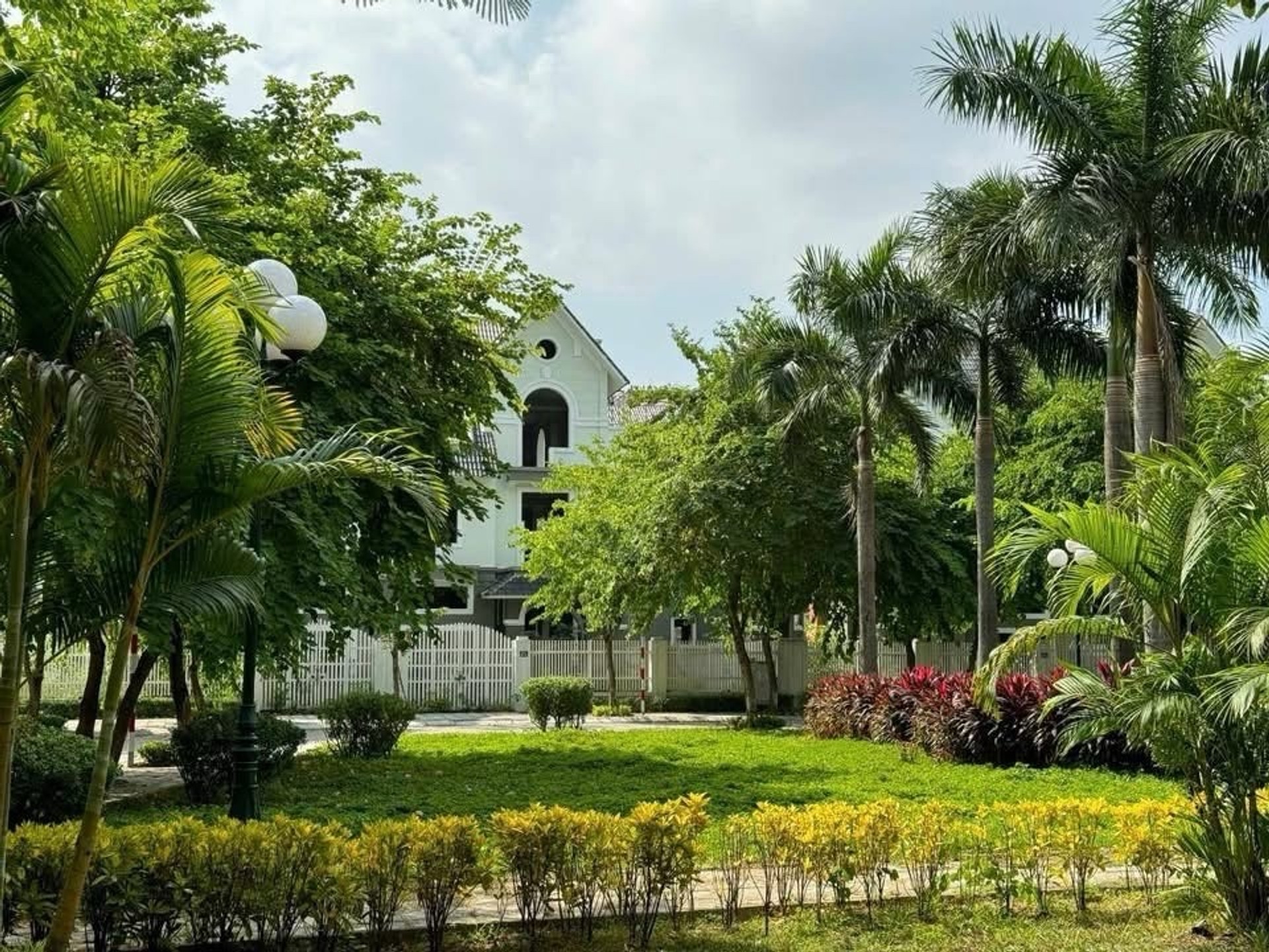 Biệt thự khu B gleximco 240m 4t thô view vườn hoa,giá tốt nhất khu vực