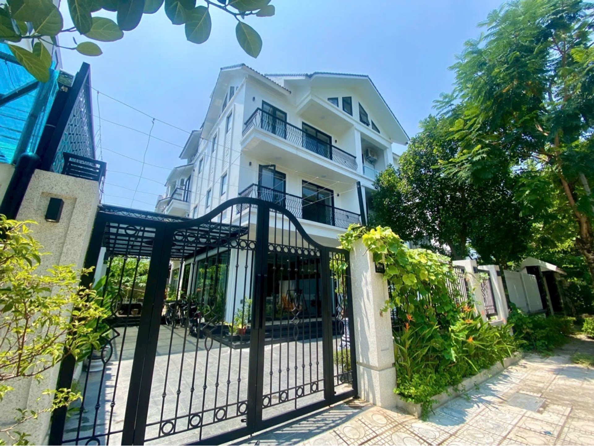 BIỆT THỰ NỘI THẤT SIÊU ĐẸP - KHU VIP GELEXIMCO-HÀNG XÓM TOÀN QUAN CHỨC. THANG MÁY 4 TẦNG - NHÀ MỚI.