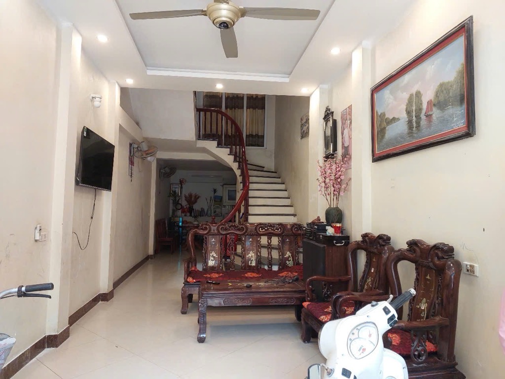 Bán nhà riêng 3 tầng hướng Đông Nam tại Quang Minh, thiết kế chắc chắn, diện tích 51m2