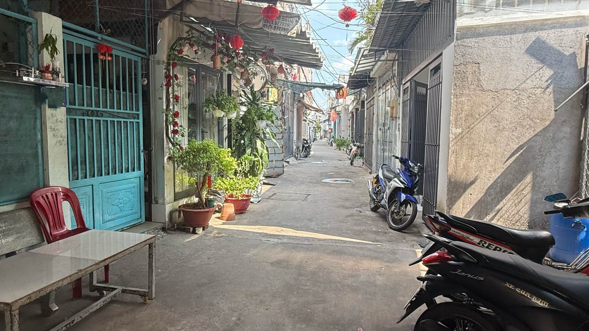 Nhà 2 mặt hẻm duyên dáng, giá hấp dẫn Quận 12