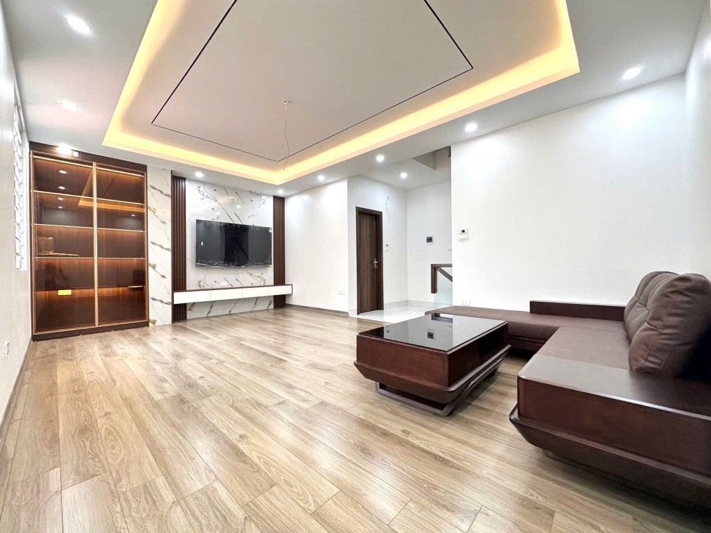 Cơ hội sở hữu nhà 5 tầng mặt tiền lớn, giá sốc bất ngờ tại trung tâm quận