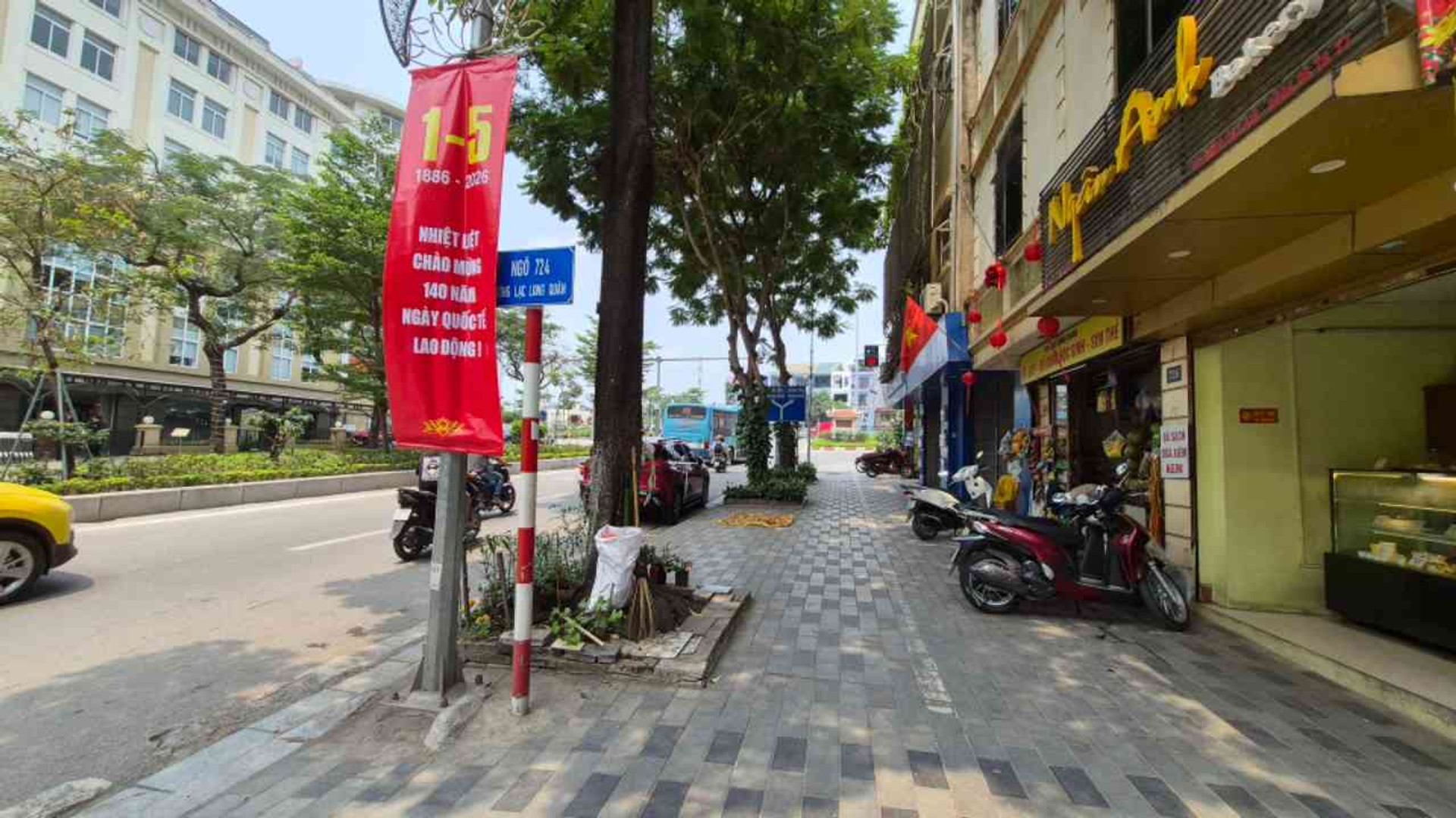 Bán nhà riêng 3 tầng tại Lạc Long Quân, gần Lotte Tây Hồ, diện tích 81m²
