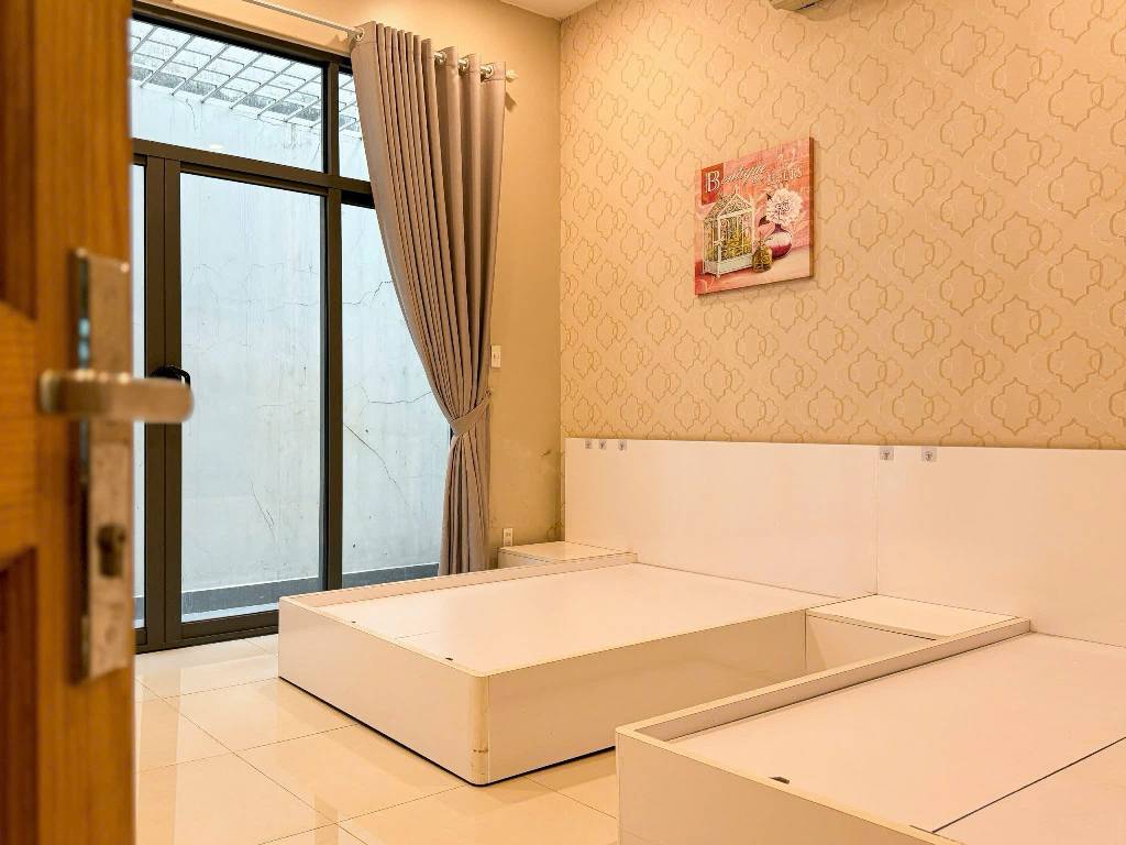 Nhà mới 3 tầng nở hậu, hẻm thông quận 12 giá hấp dẫn