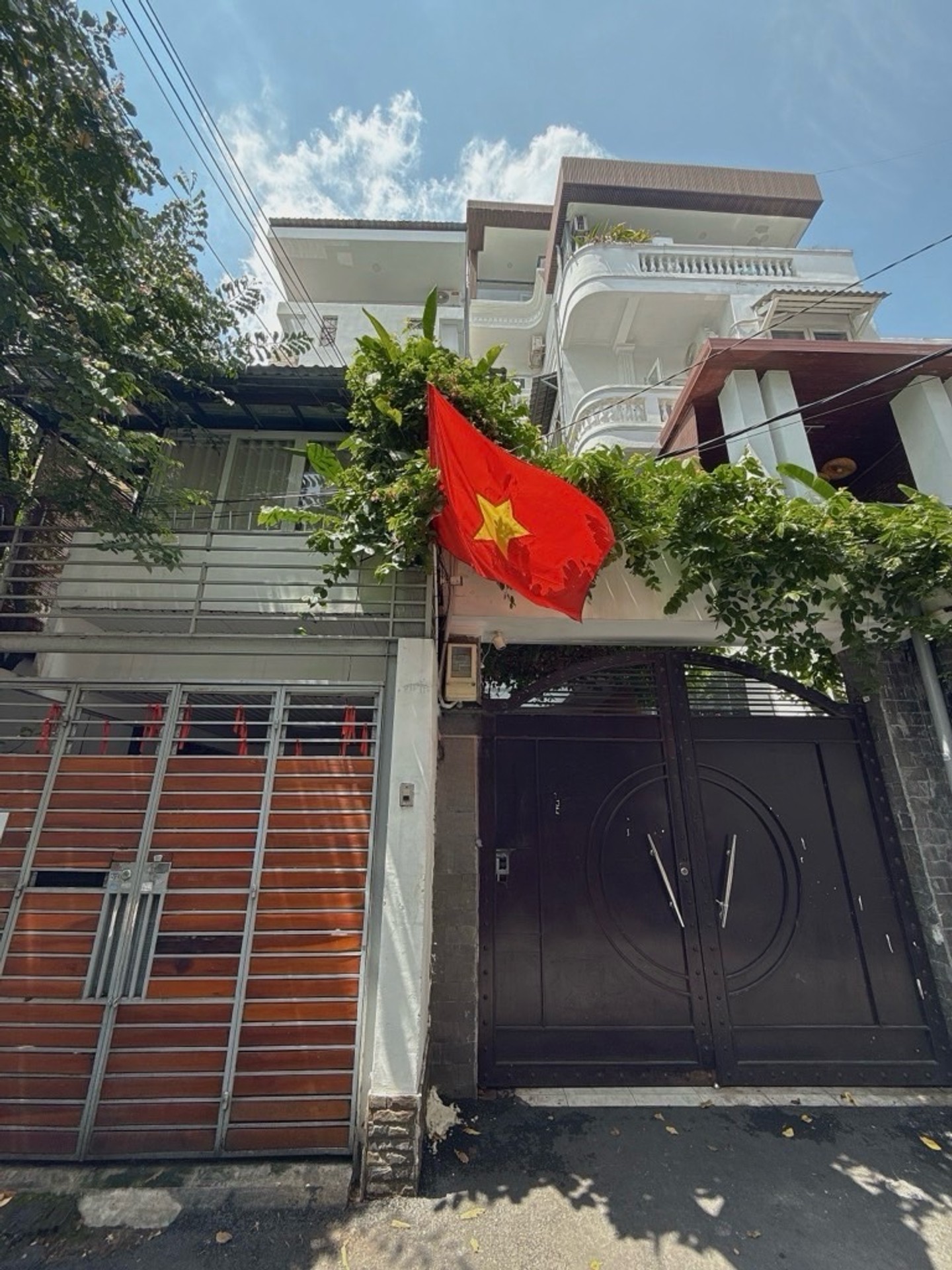 Bán nhà riêng khu vực Hồ Văn Huê, nhà rộng rãi 7 phòng ngủ, giá hấp dẫn