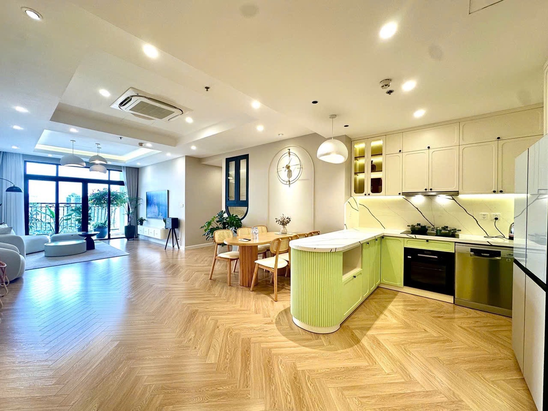 Bán Căn hộ 3 phòng ngủ tại Royal City, Thanh Xuân với nội thất sang trọng giá 16,5 tỷ