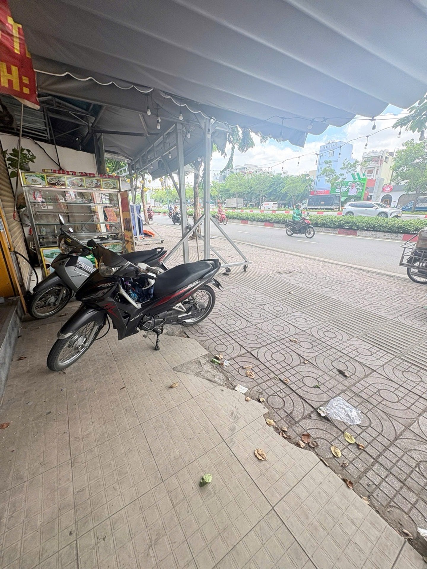 Nhà mặt phố Phạm Văn Đồng, giá hời cho chủ đầu tư thông thái
