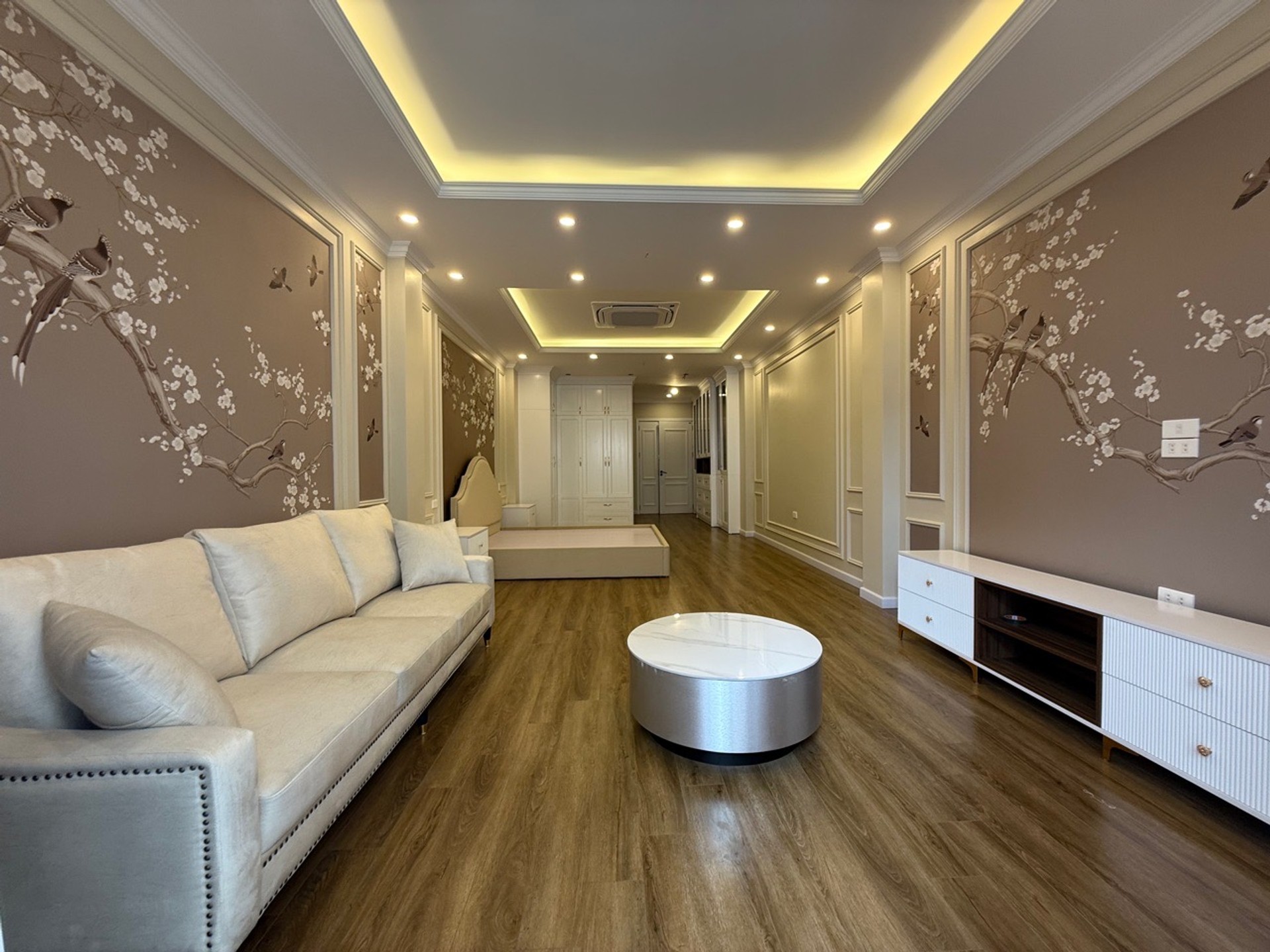 Nhà mới 8 tầng thang máy, gara 2 ô tô - Cơ hội sở hữu vị trí vàng Long Biên