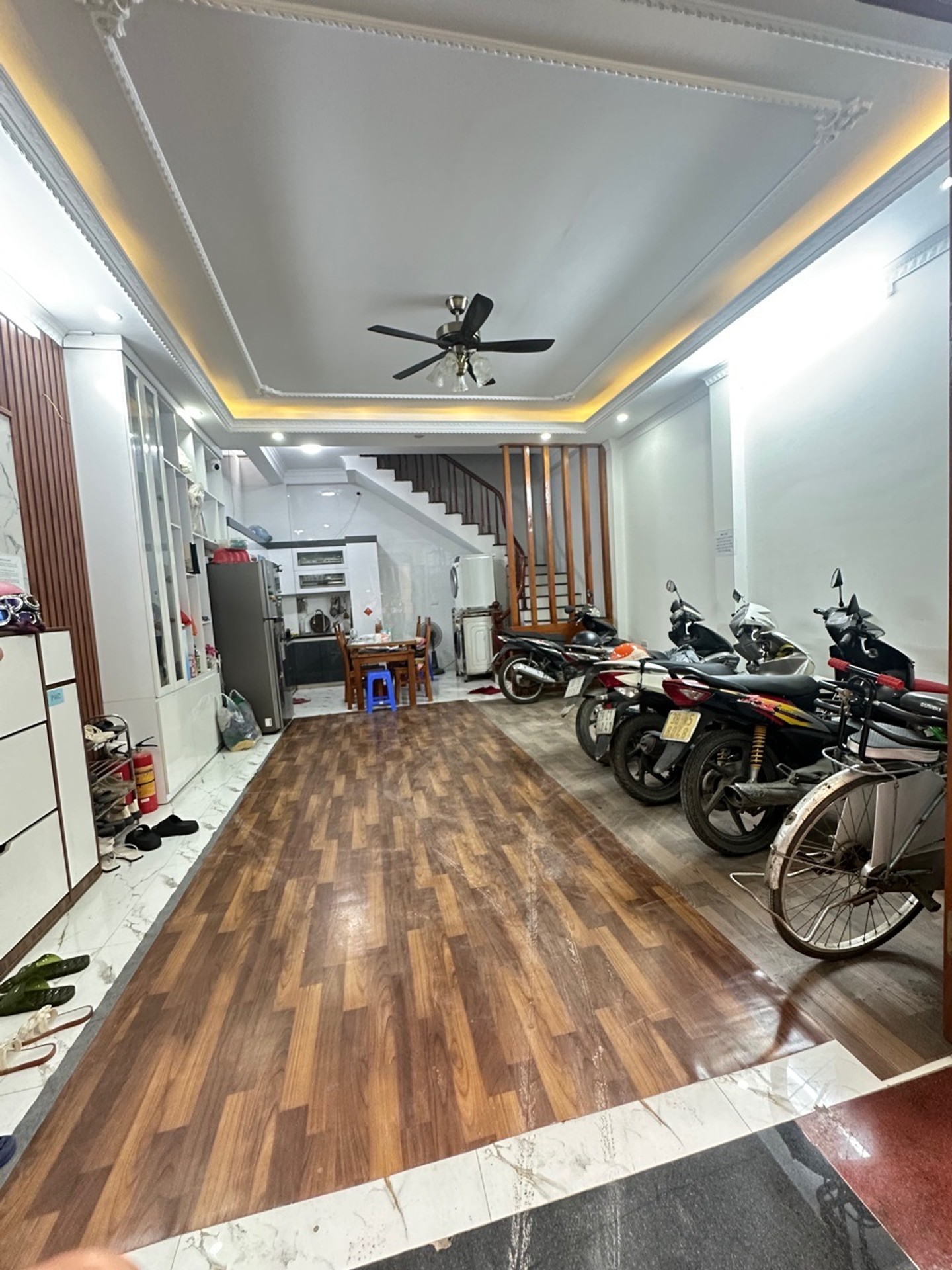 Nhà 5 tầng siêu đẹp gần chợ đêm Lĩnh Nam
