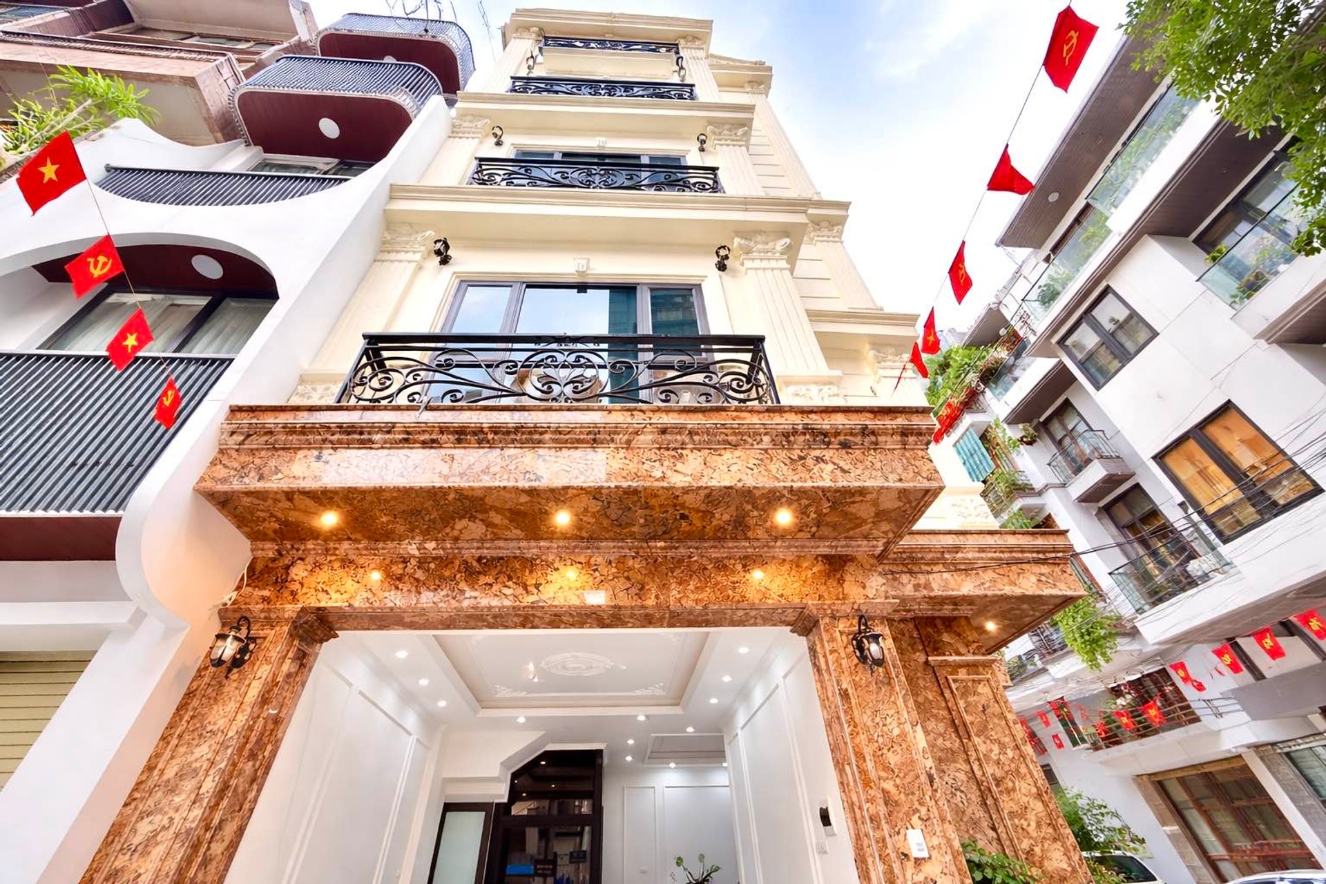 Nhà lô góc 7 tầng thang máy gần công viên Hòa Bình, gara 2 ô tô giá tốt hiếm có