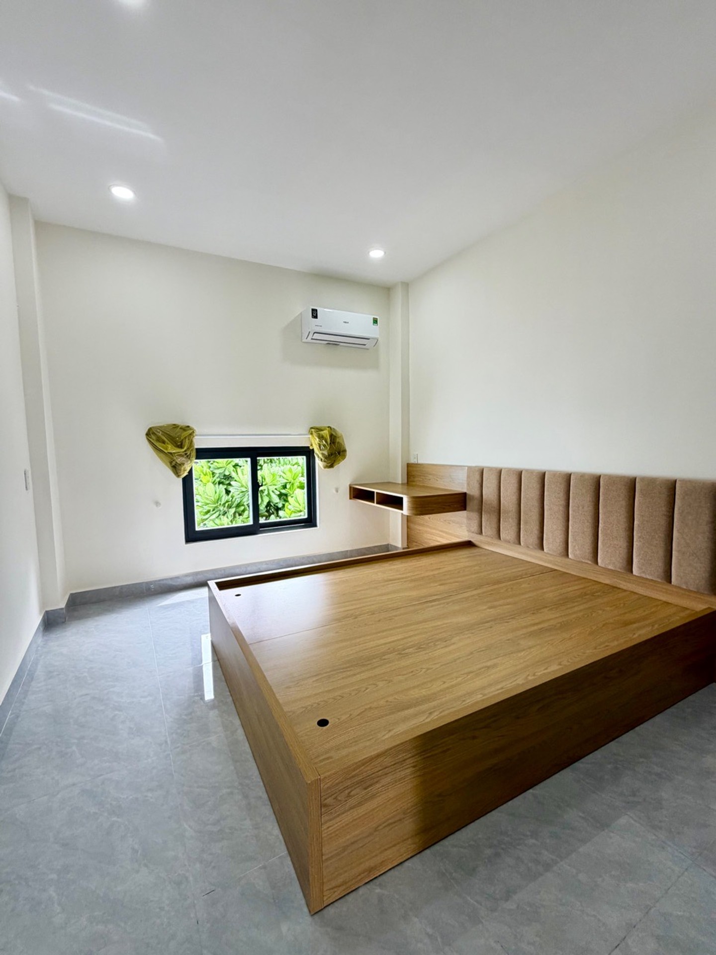 Bán nhà mặt tiền Nguyễn Xí gần Bến Xe Miền Đông - 50m2 3 Tầng 4Phòng Ngủ - Nhà đang sửa sang mới.