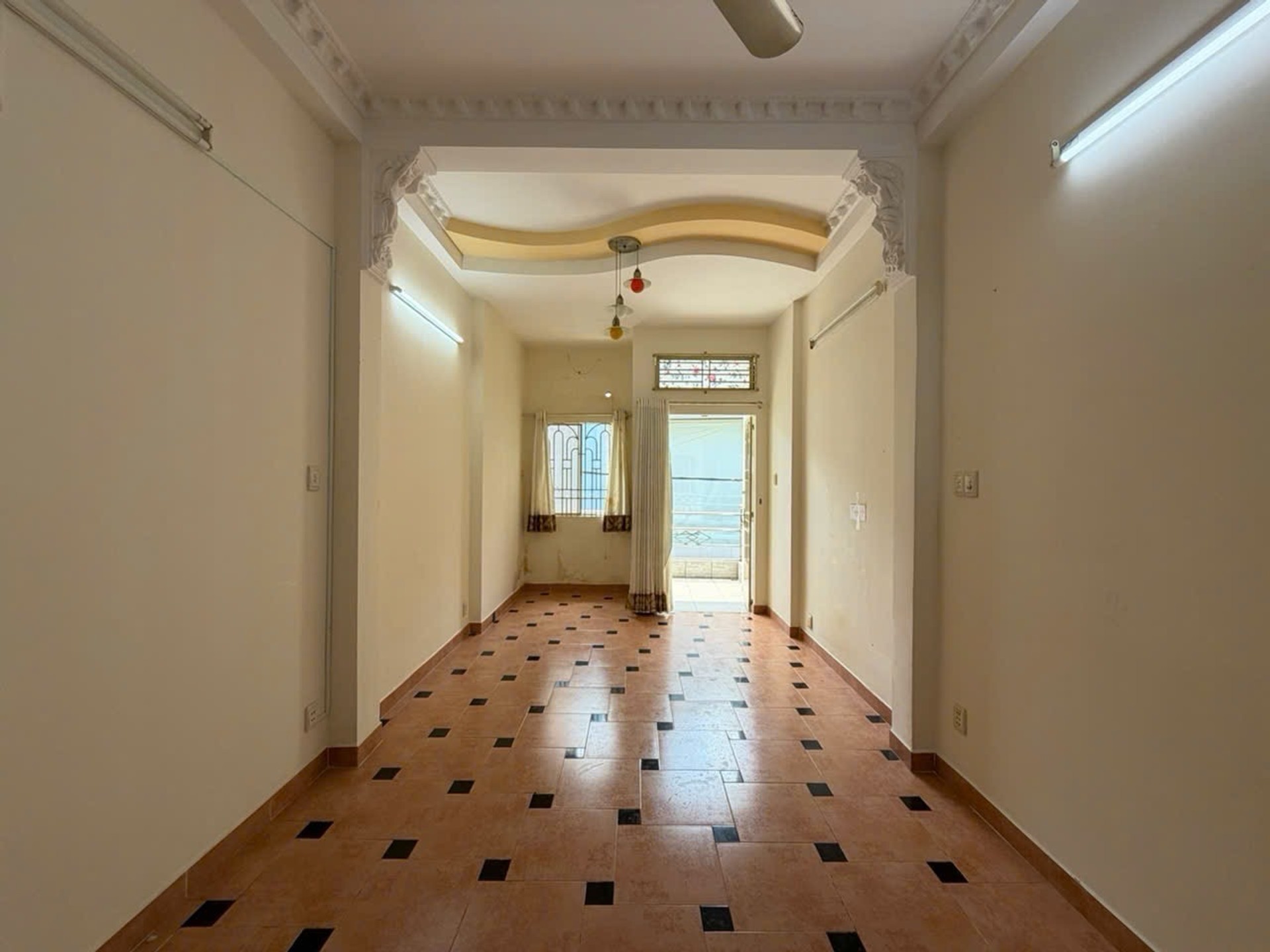 Bán nhà riêng 3 tầng hẻm xe hơi Cách Mạng Tháng 8, diện tích 42m², pháp lý cơ sở