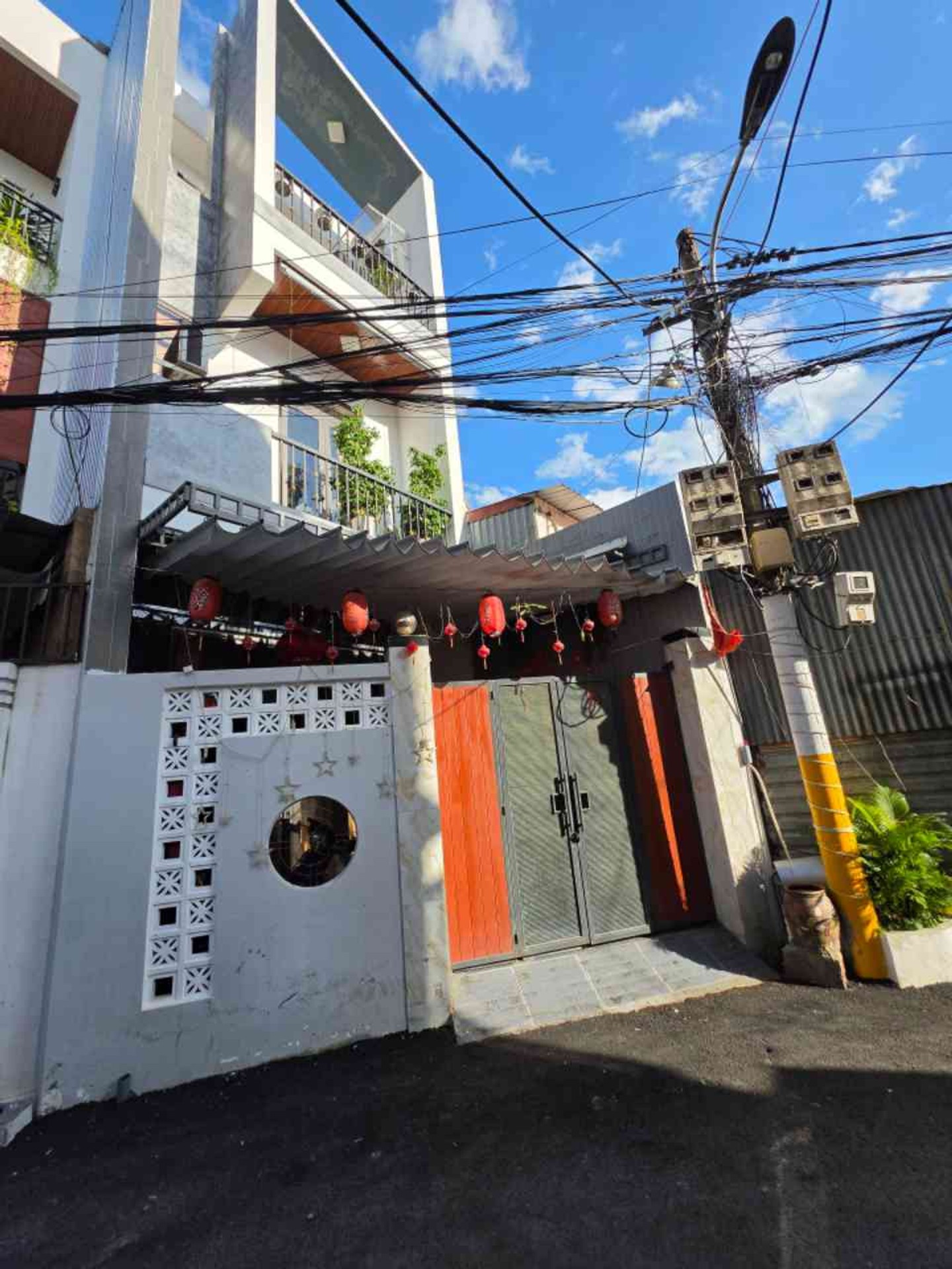 Nhà 3 tầng hiện đại, kiệt ô tô rộng tại Tôn Đản