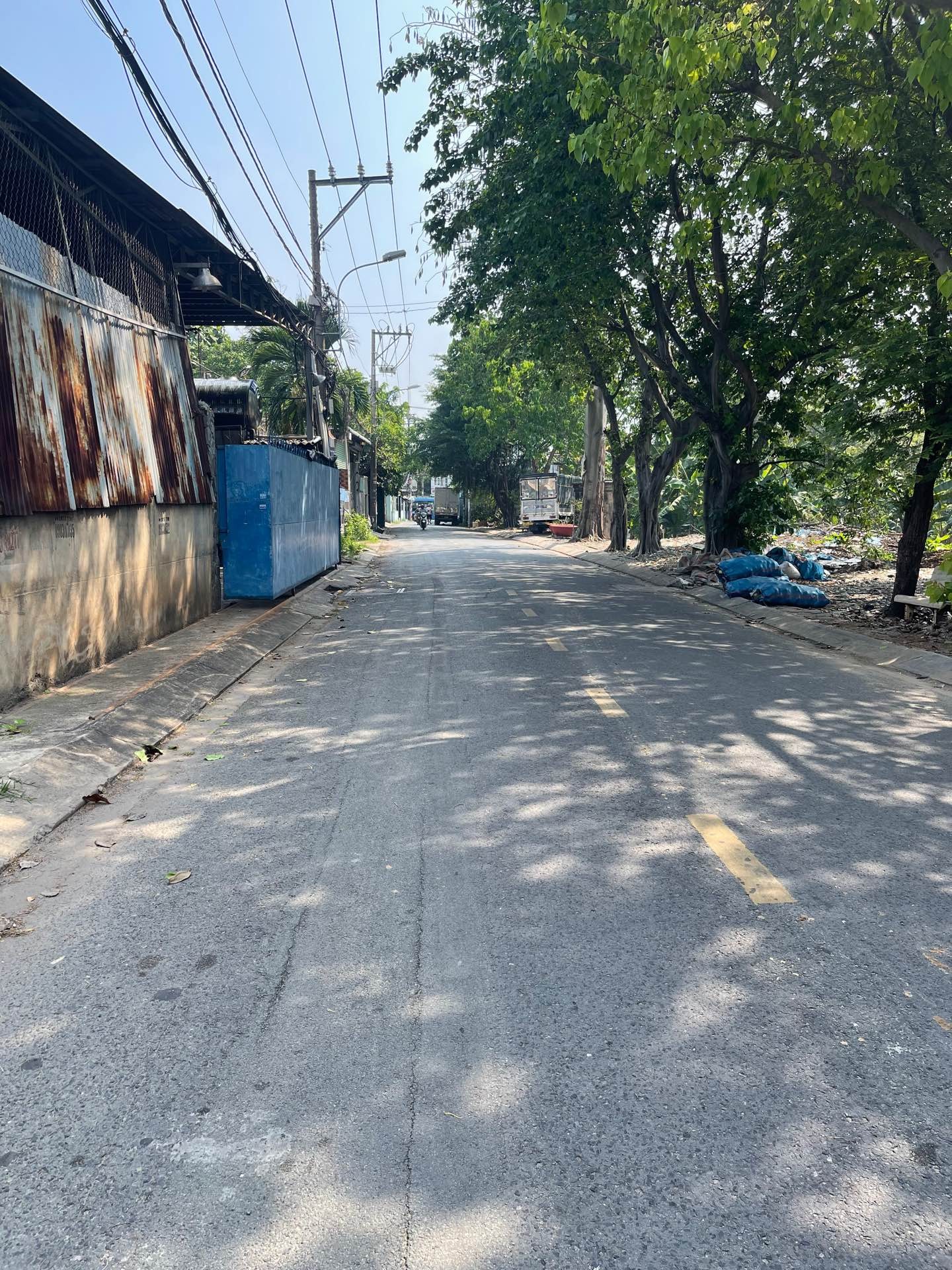 Nhà 3 tầng, 4x17m, đường nhựa thông, kề chợ đầu mối Hóc Môn