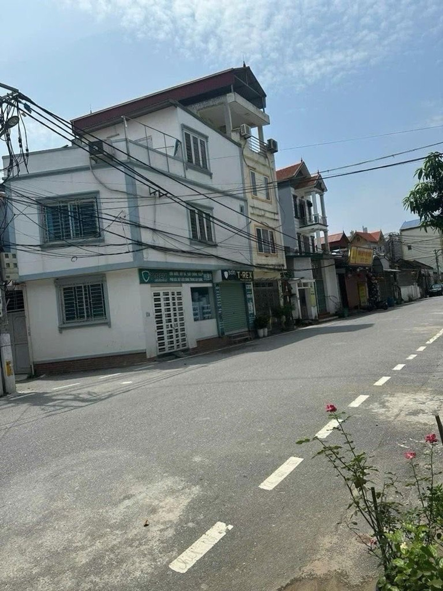Nhà mặt phố lô góc giá tốt ngay đại lộ Thăng Long, mặt tiền siêu rộng