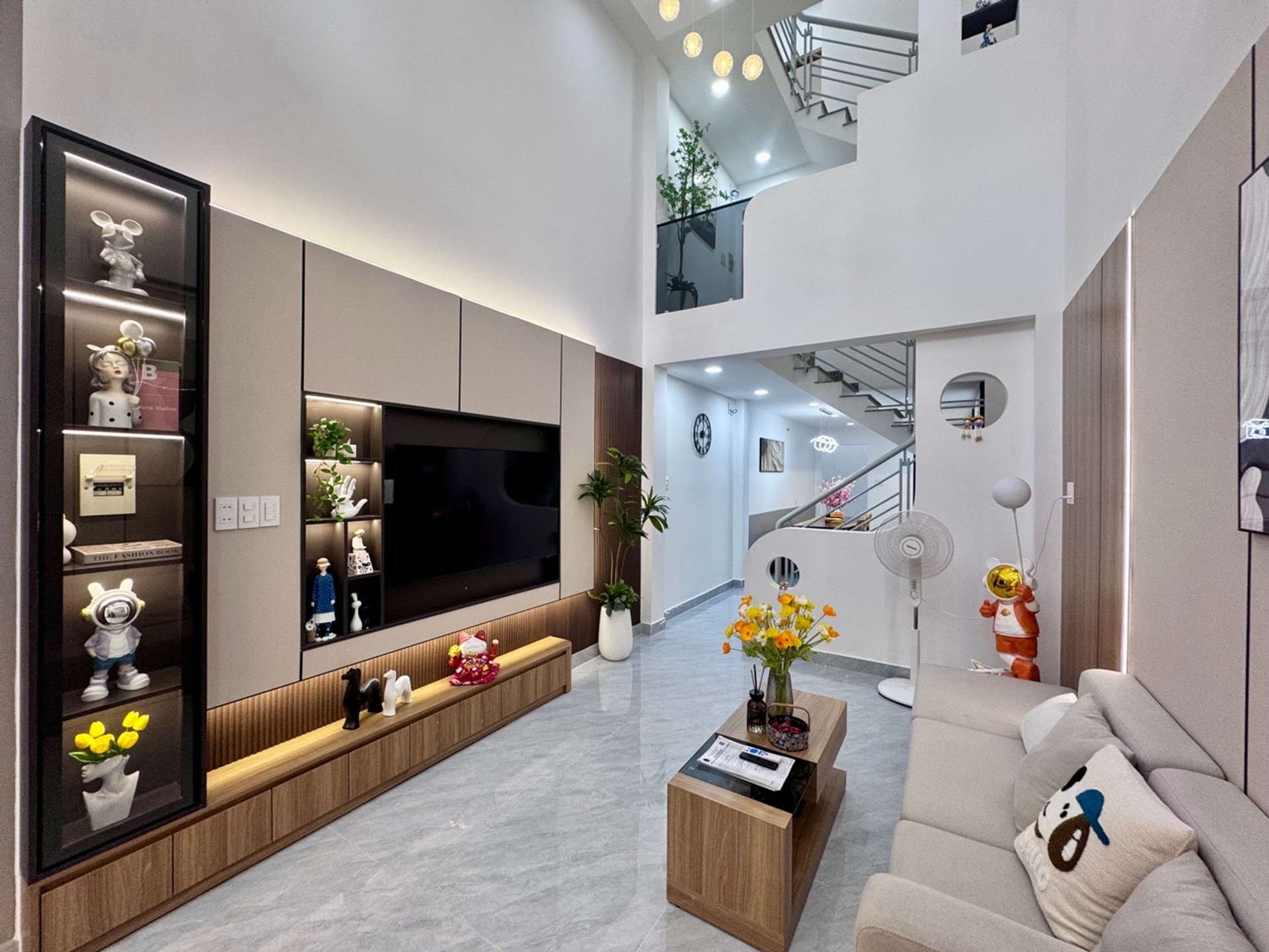 MUỐN MUA NHÀ ĐẸP, FULL NỘI THẤT, Ô TÔ VÀO GẦN LÊ VĂN THỌ?
🏡 Căn nhà 3 tầng thiết kế gọn đẹp,