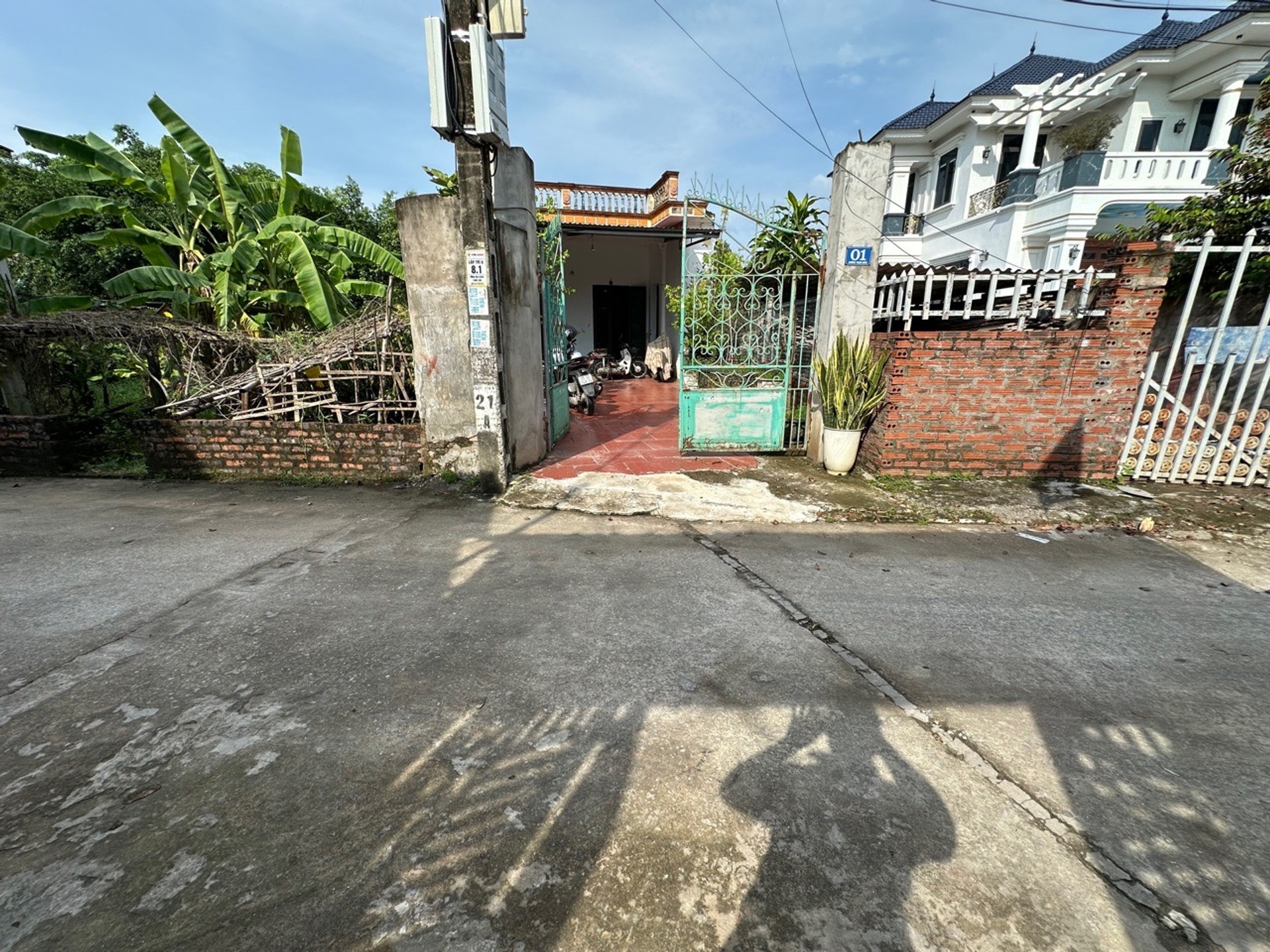Nhà sân vườn rộng rãi, vị trí vàng chờ chủ mới