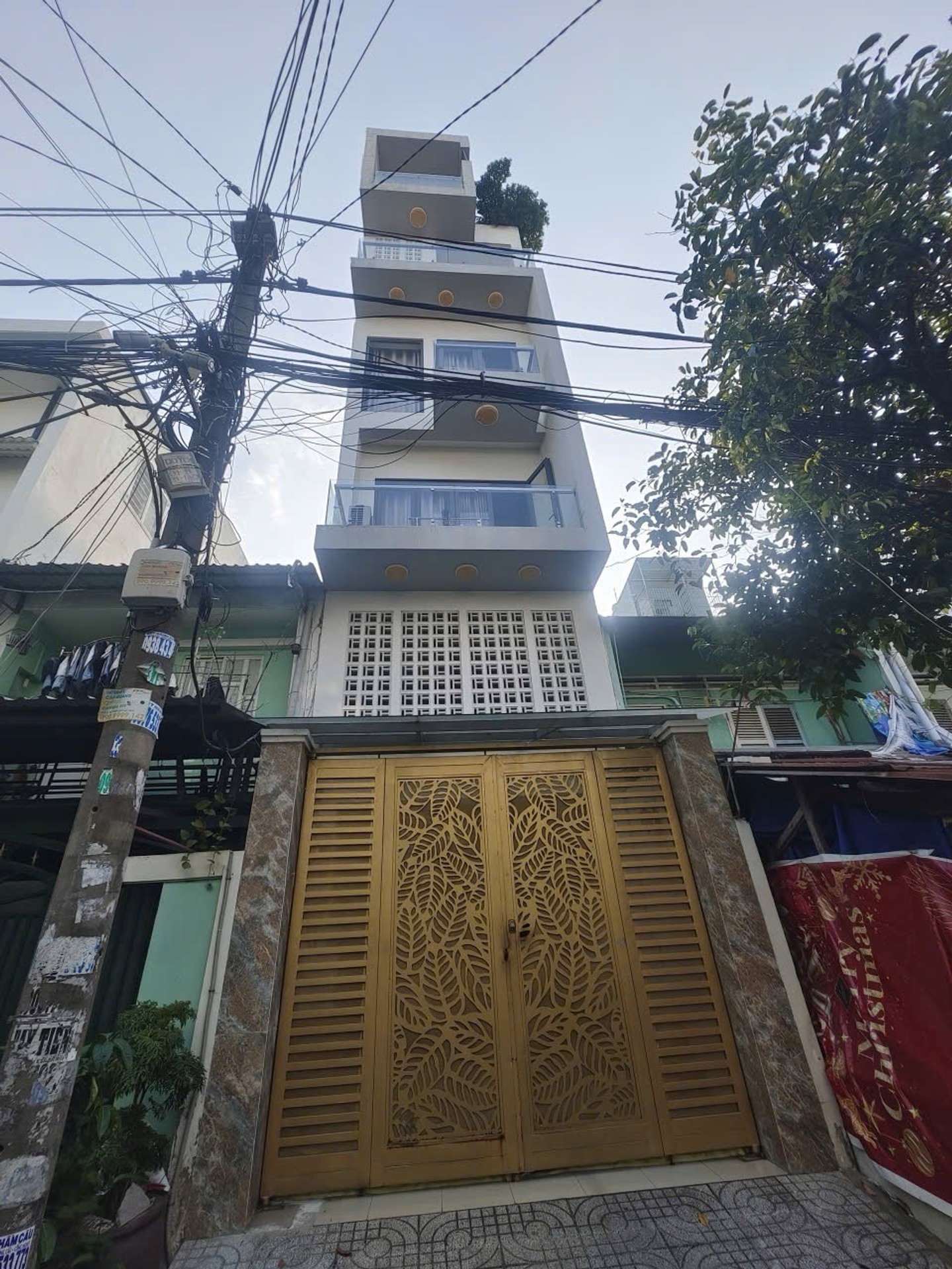 Nhà mặt phố 5 tầng rộng 76m2, vị trí chiến lược tại khu vực Tân Mỹ