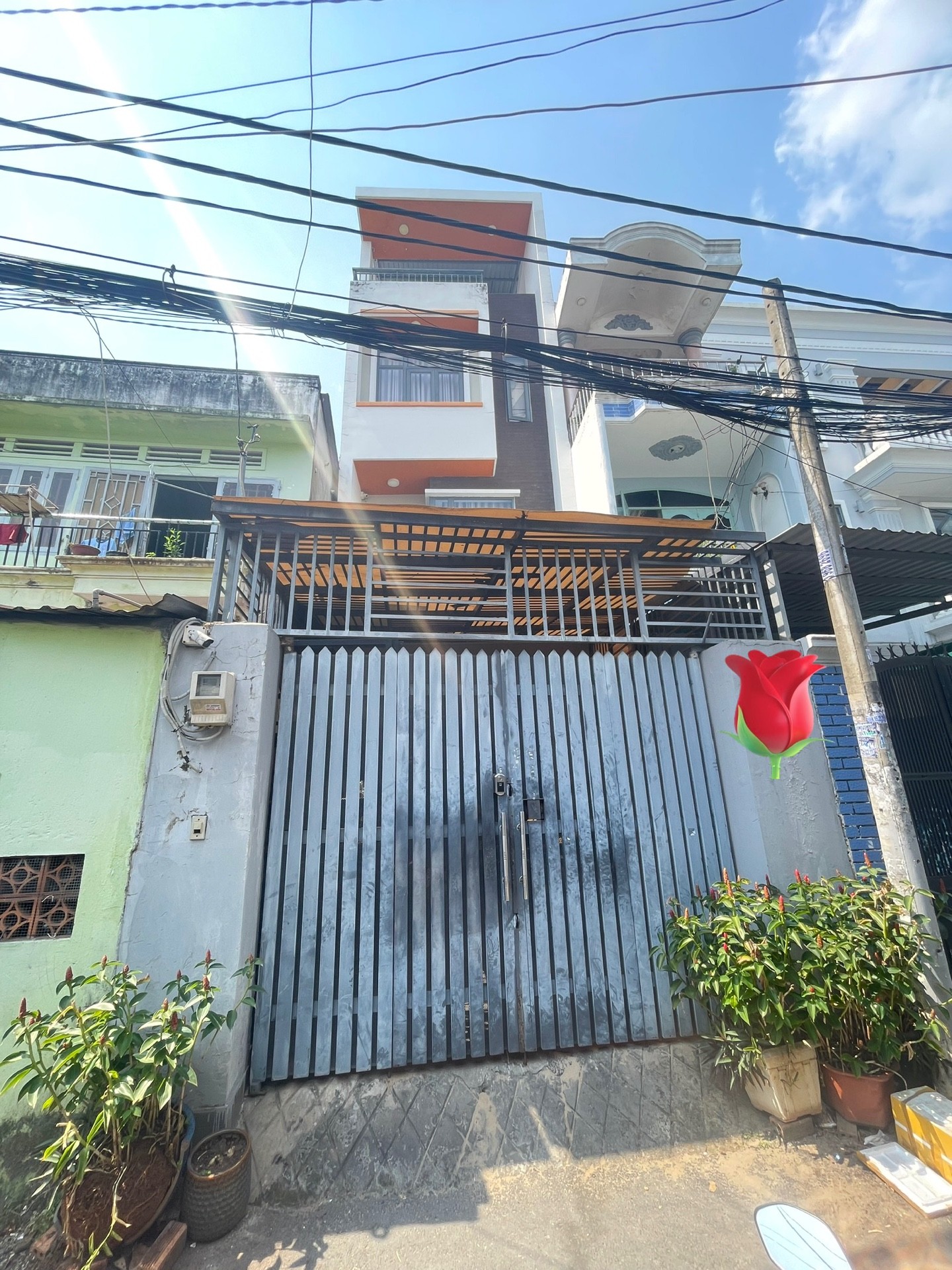 Nhà 4 tầng rộng 60.5m2, gần chợ Hiệp Phú, giá 9.25 tỷ