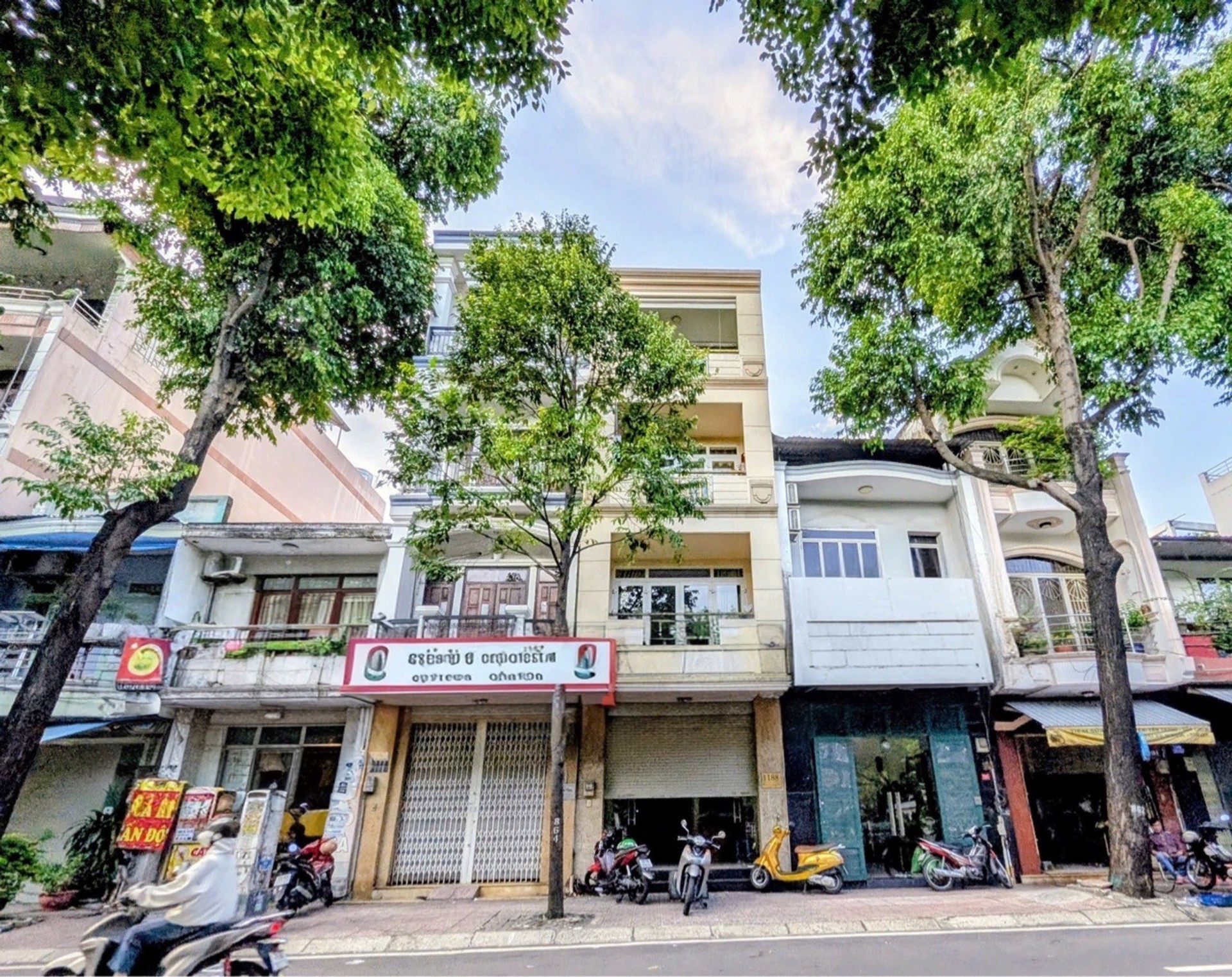 Bán nhà mặt phố phường Phú Nhuận 4 tầng, 4 phòng ngủ, mặt tiền 4m
