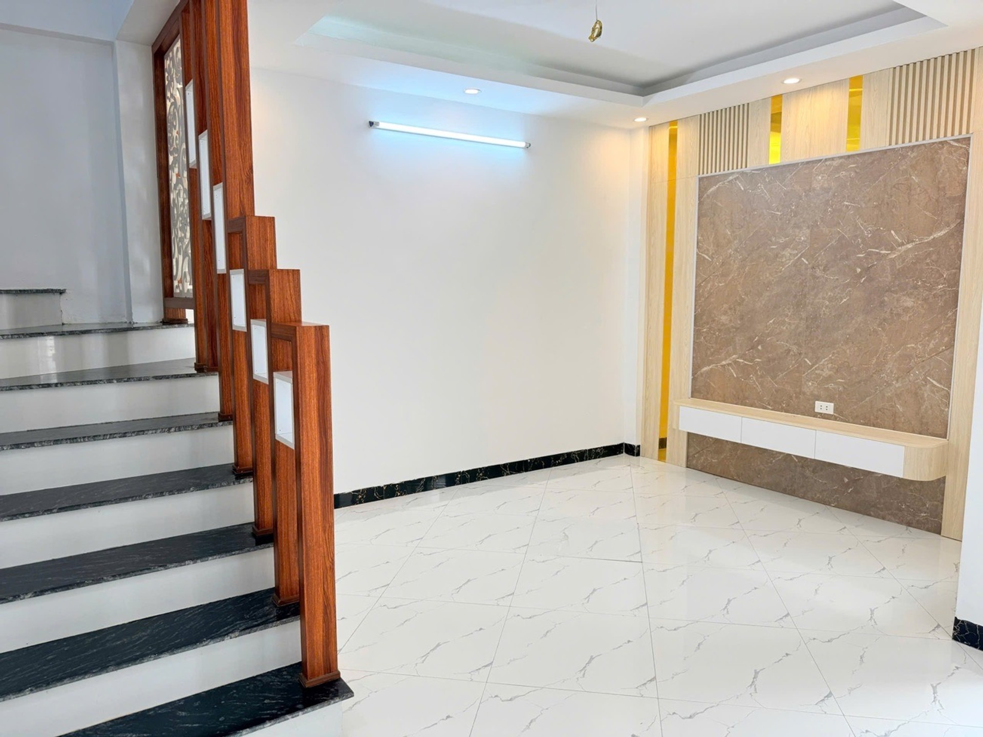 Siêu hót nhà Vĩnh Hưng 5 tầng, giá cực tốt chỉ 5,95 tỷ
