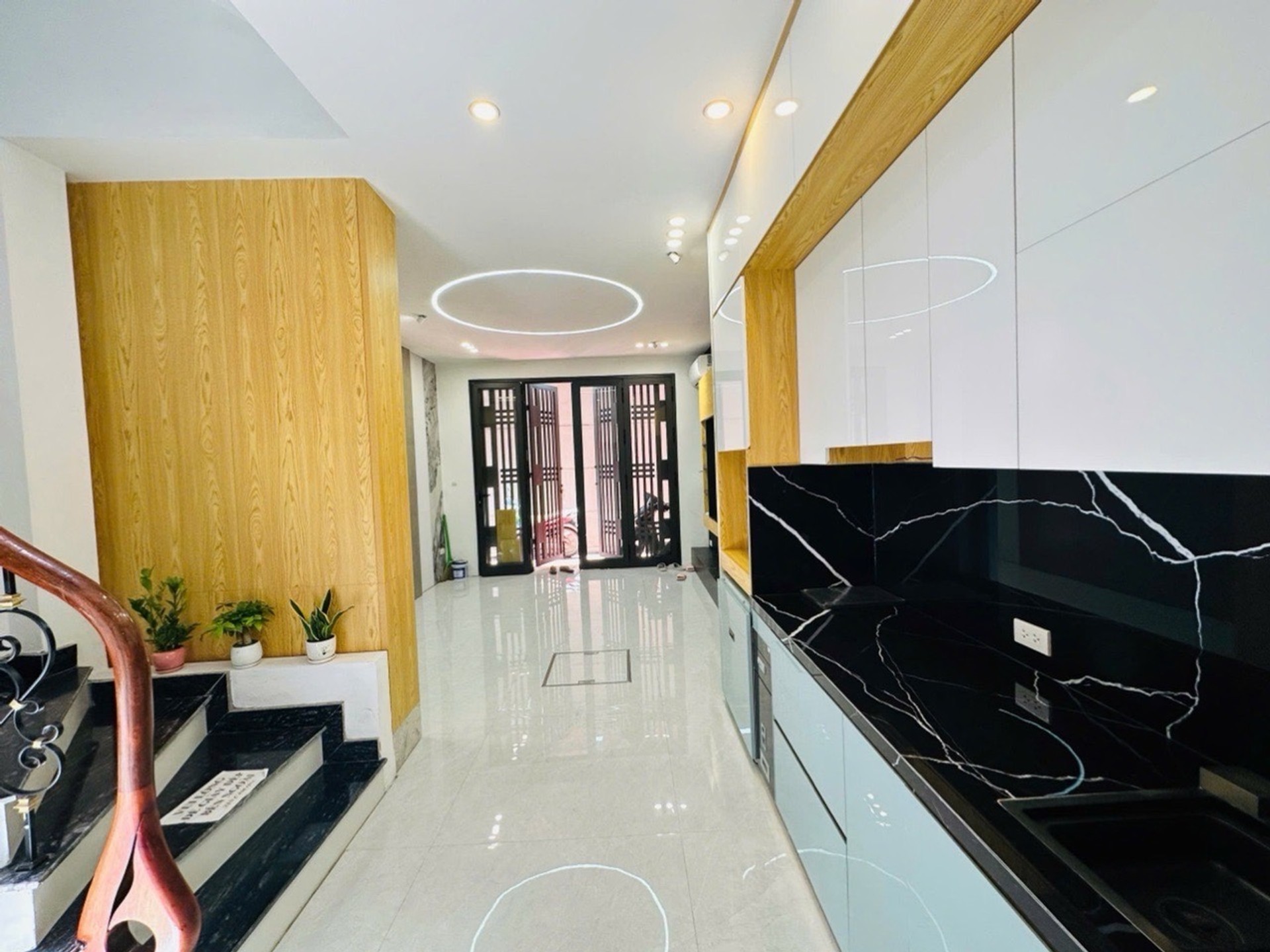 Bán nhà riêng 5 tầng tại Xuân La, Tây Hồ, nhà thiết kế hiện đại, ô tô đỗ cửa