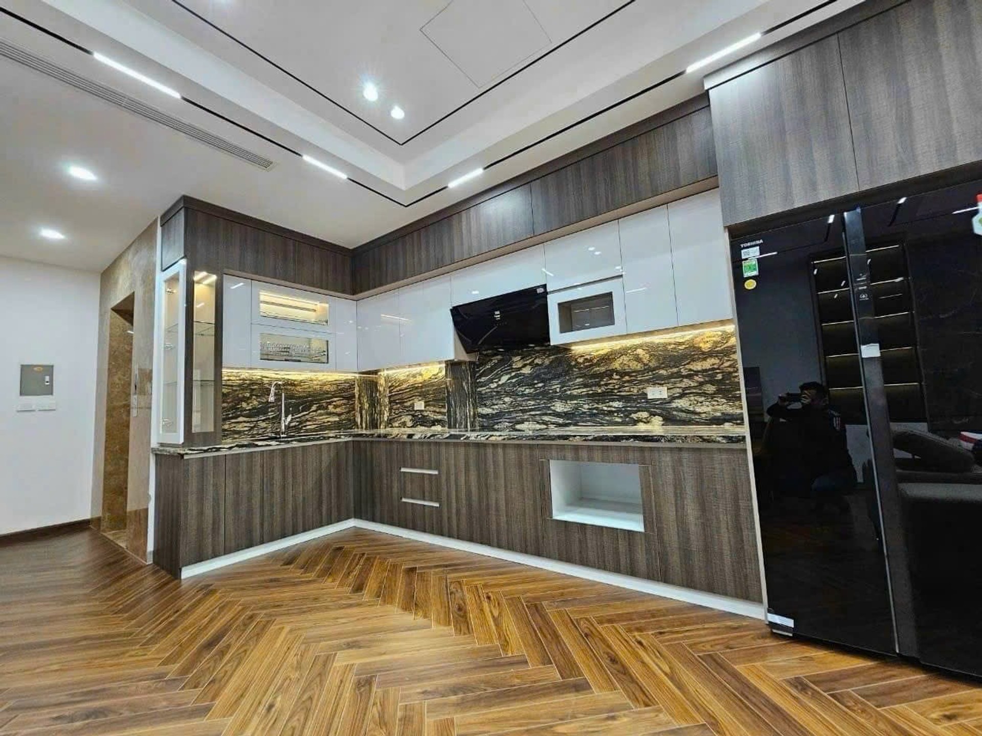 Nhà sang Nguyễn Văn Cừ, 6 tầng thang máy, gara ô tô tiện nghi