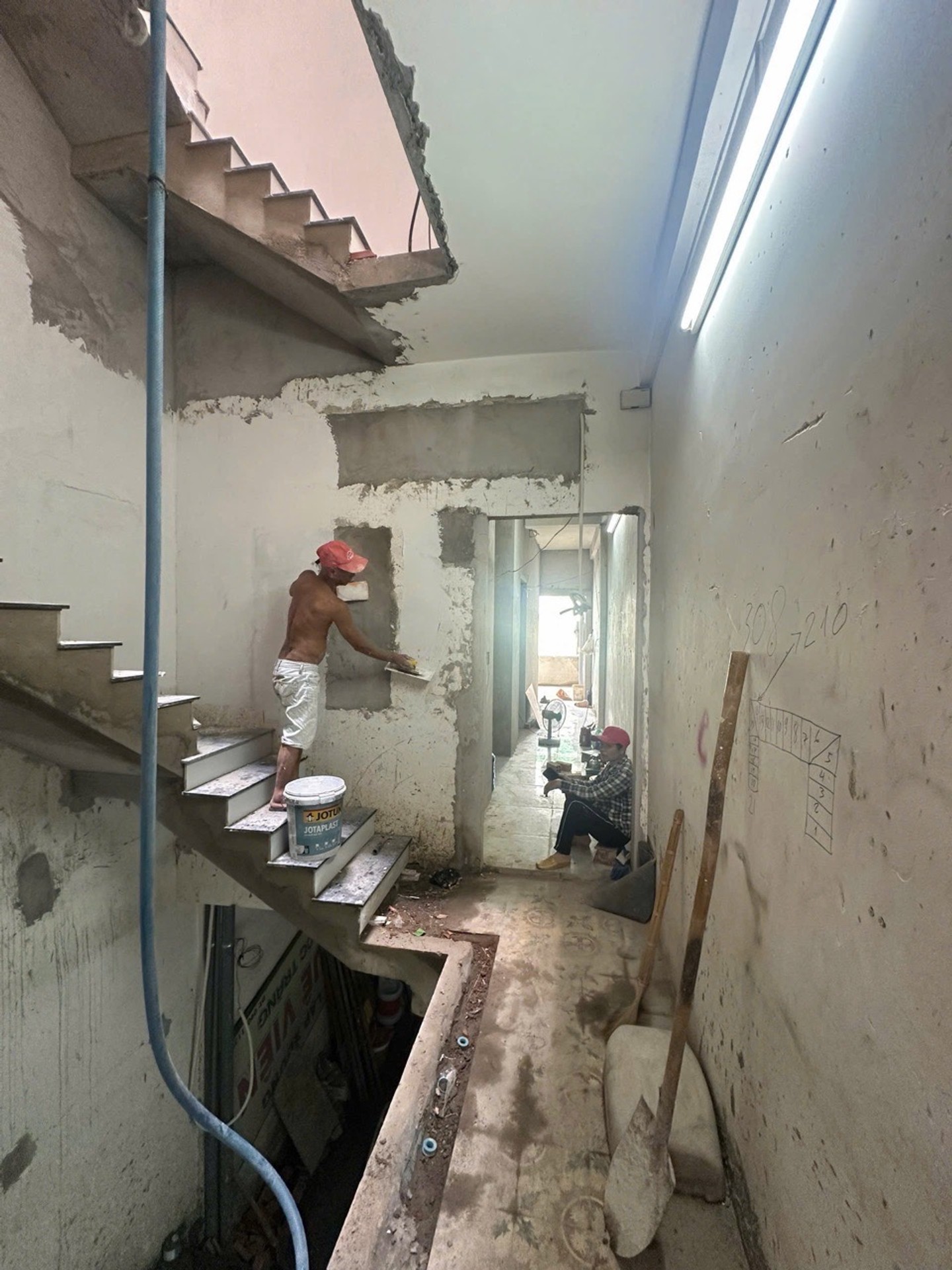 Bán nhà mặt phố 6 tầng kiên cố tại khu vực Lạc Long Quân, Tân Bình, 60m²