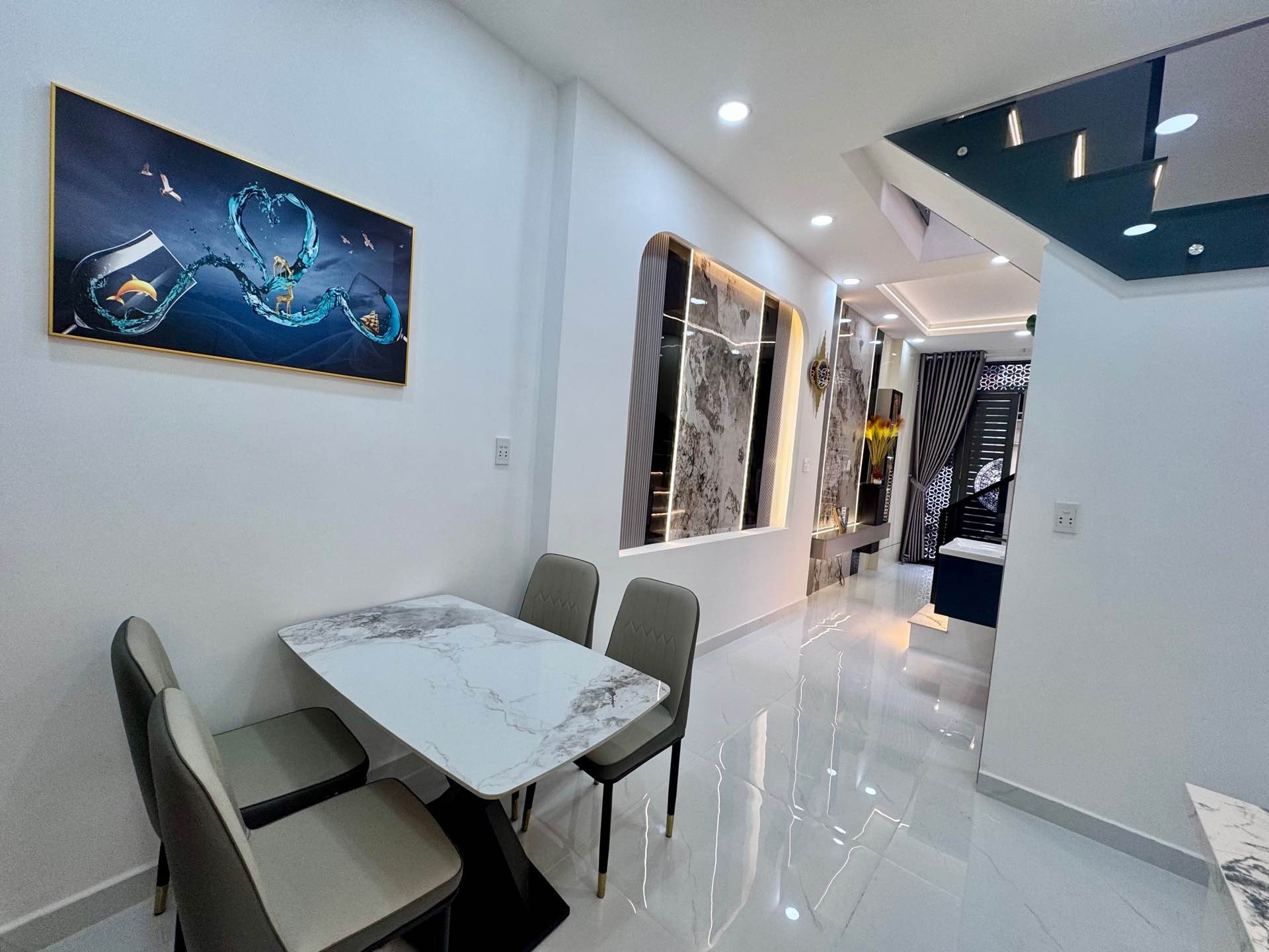 Nhà 2 tầng xinh xắn, đầy đủ tiện nghi, khu sầm uất Lê Đức Thọ
