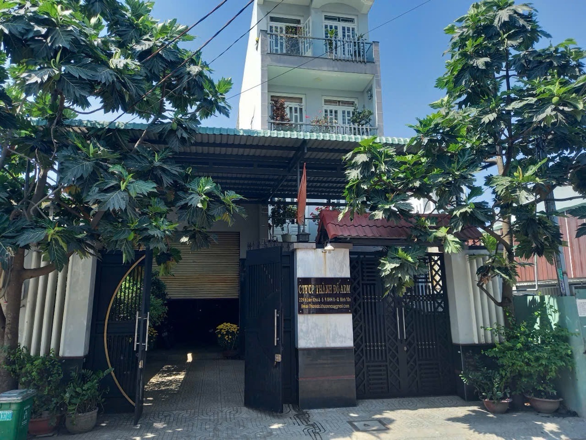 Nhà gồm sân để xe, trệt, 1 lửng, 1 lầu, phòng thờ, sân thượng
Trệt sân để xe hơi, phòng khách, s