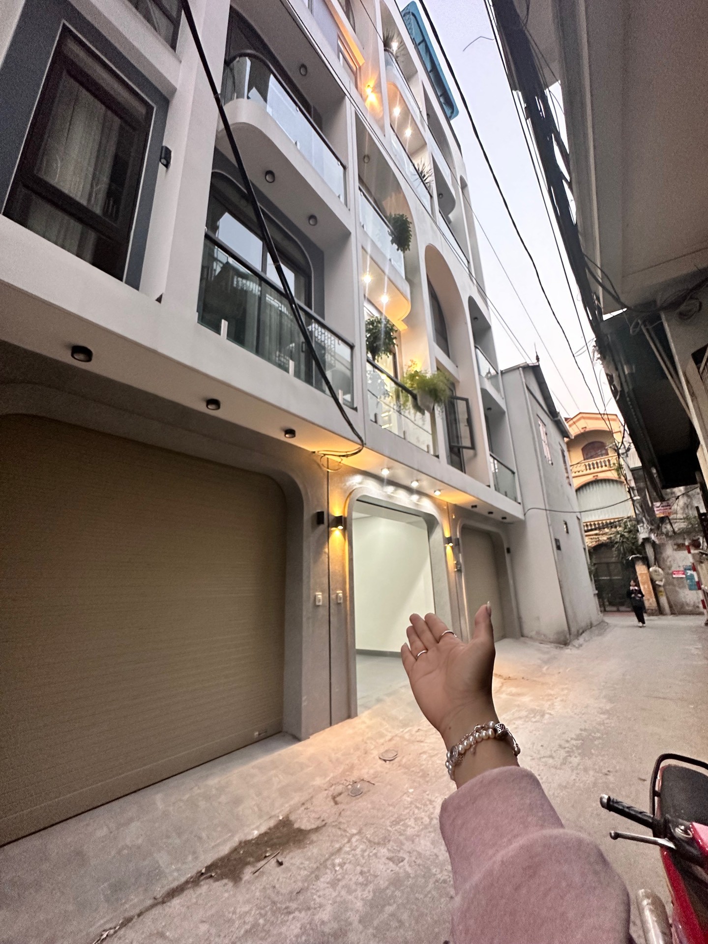 BÁN NHÀ THẠCH BÀN, LONG BIÊN 38.5M2- 6 TẦNG THANG MÁY - GARA Ô TÔ - 11.3 Tỷ