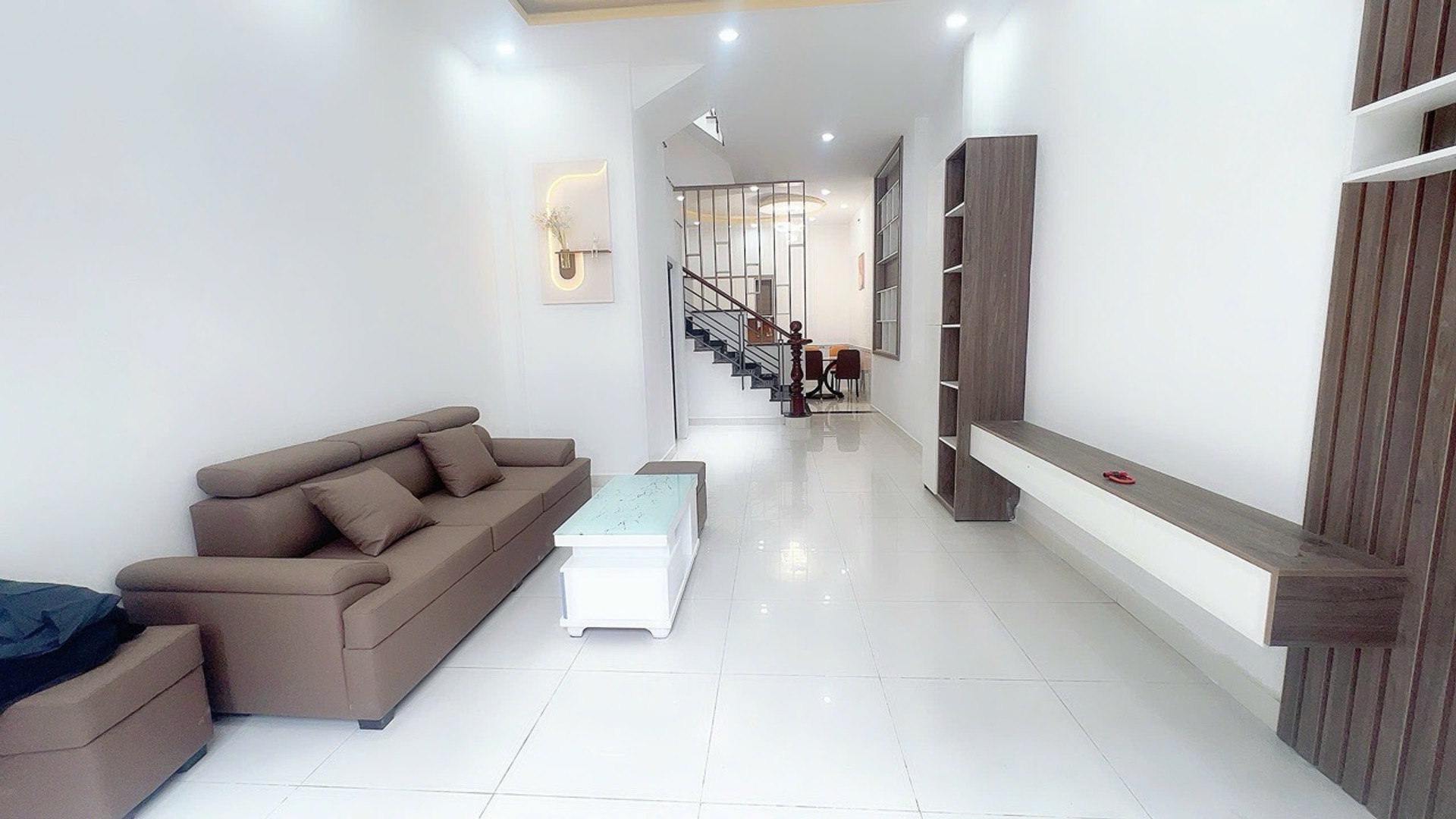Nhà 1 trệt 2 lầu diện tích 53,4m² hướng Đông Nam tại khu vực Võ Văn Hát giá 5,5 tỷ