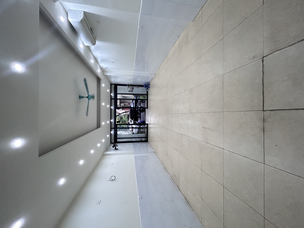 Phố Ngọc Lâm- Long Biên- Hà Nội. Đường thông, ô tô tránh, 5 tầng kinh doanh. Viêw công Bệnh Viện