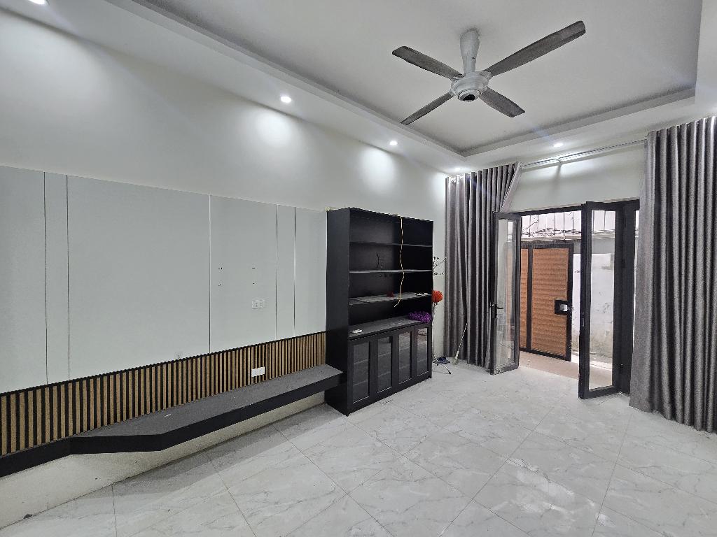 Tầm 7.x tỷ bán nhà riêng tại Định Công, dân xây 60m2 x 4 tầng, gần phố và ô tô, tiện ích đầy đủ