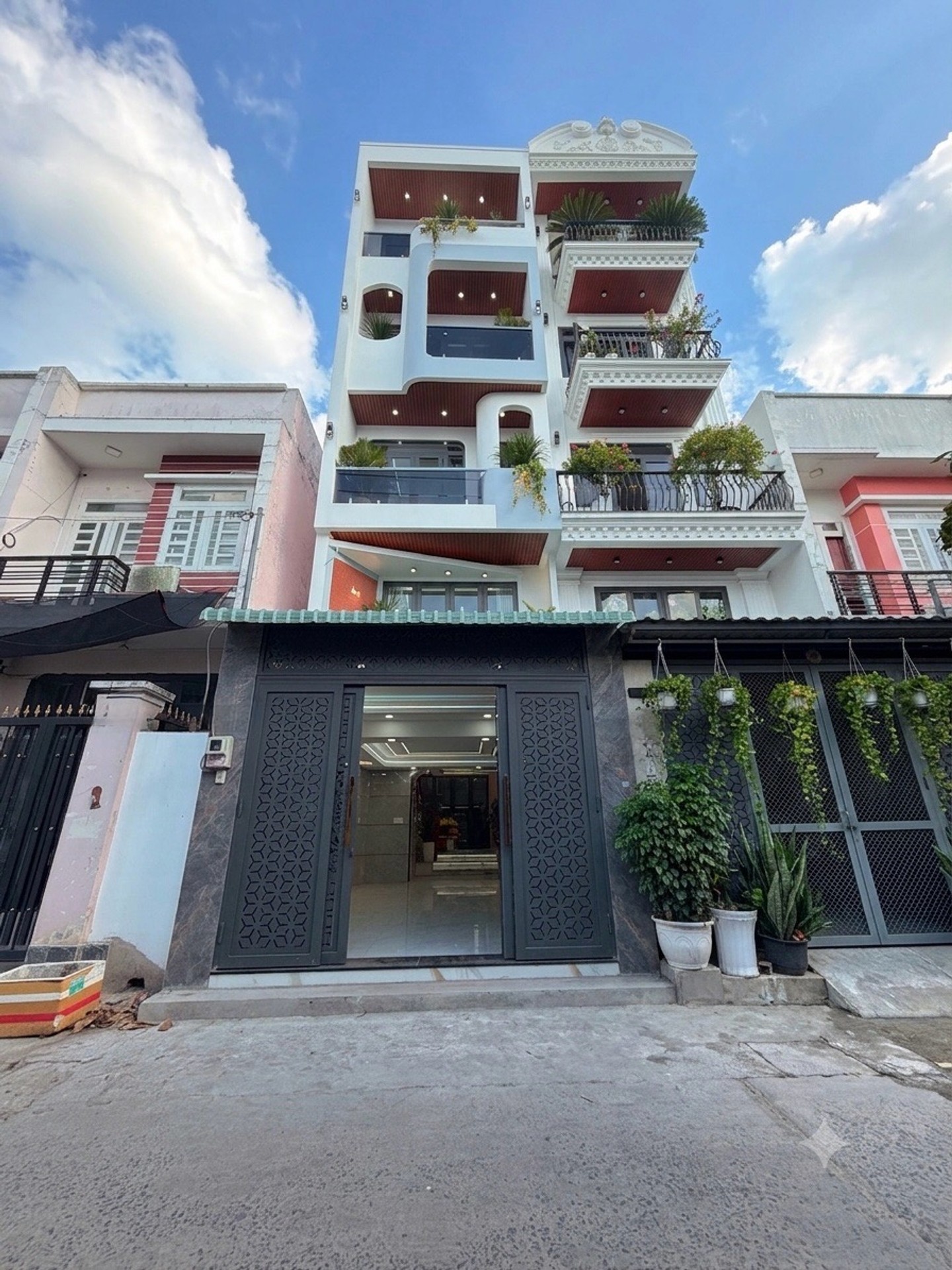 Nhà đẹp mới xây BTCT 5tầng full nội thất