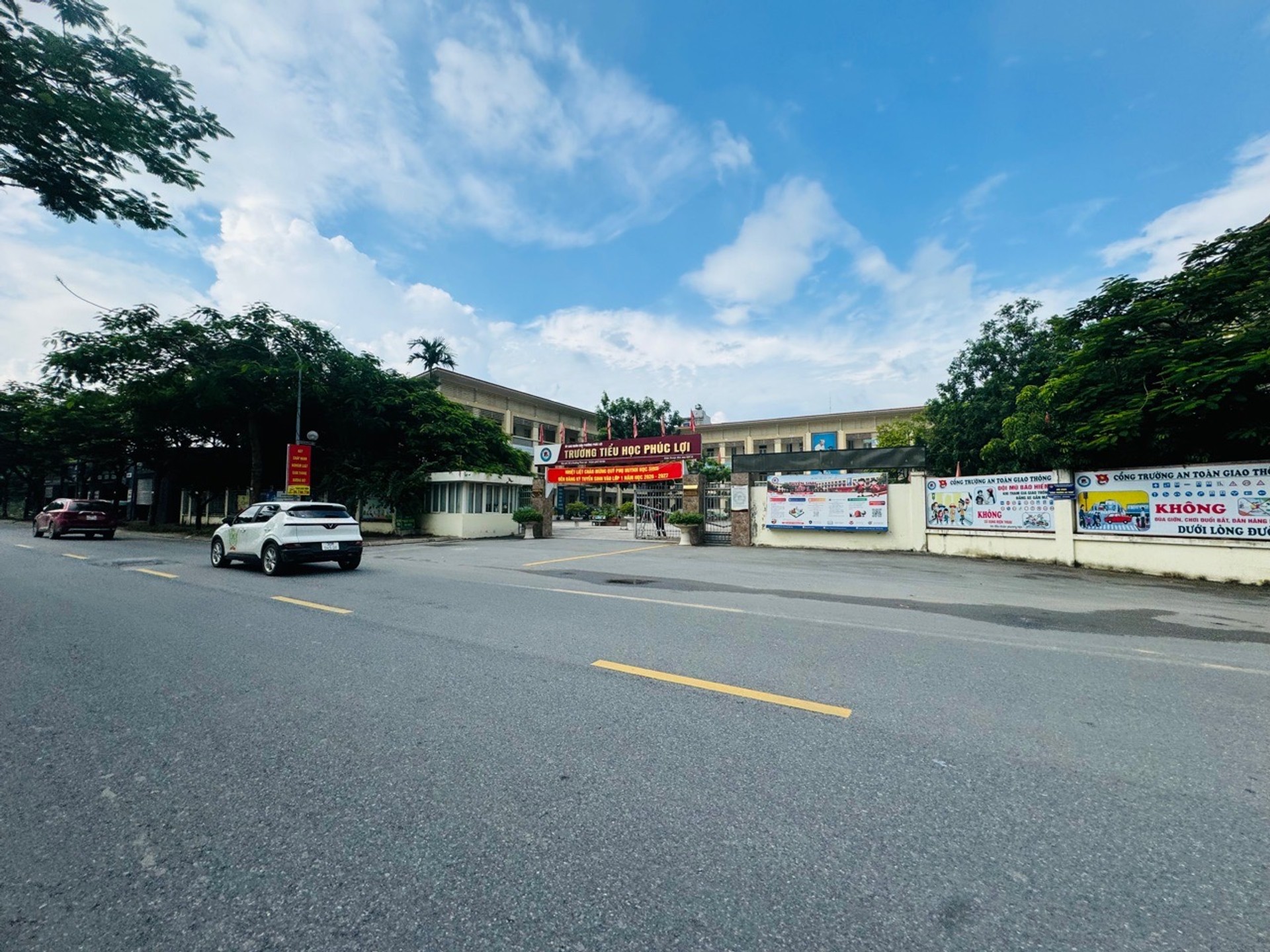 Bán nhà riêng 2 tầng lô góc tại Phúc Lợi hướng Đông Bắc, tiện kinh doanh, ô tô đỗ cửa