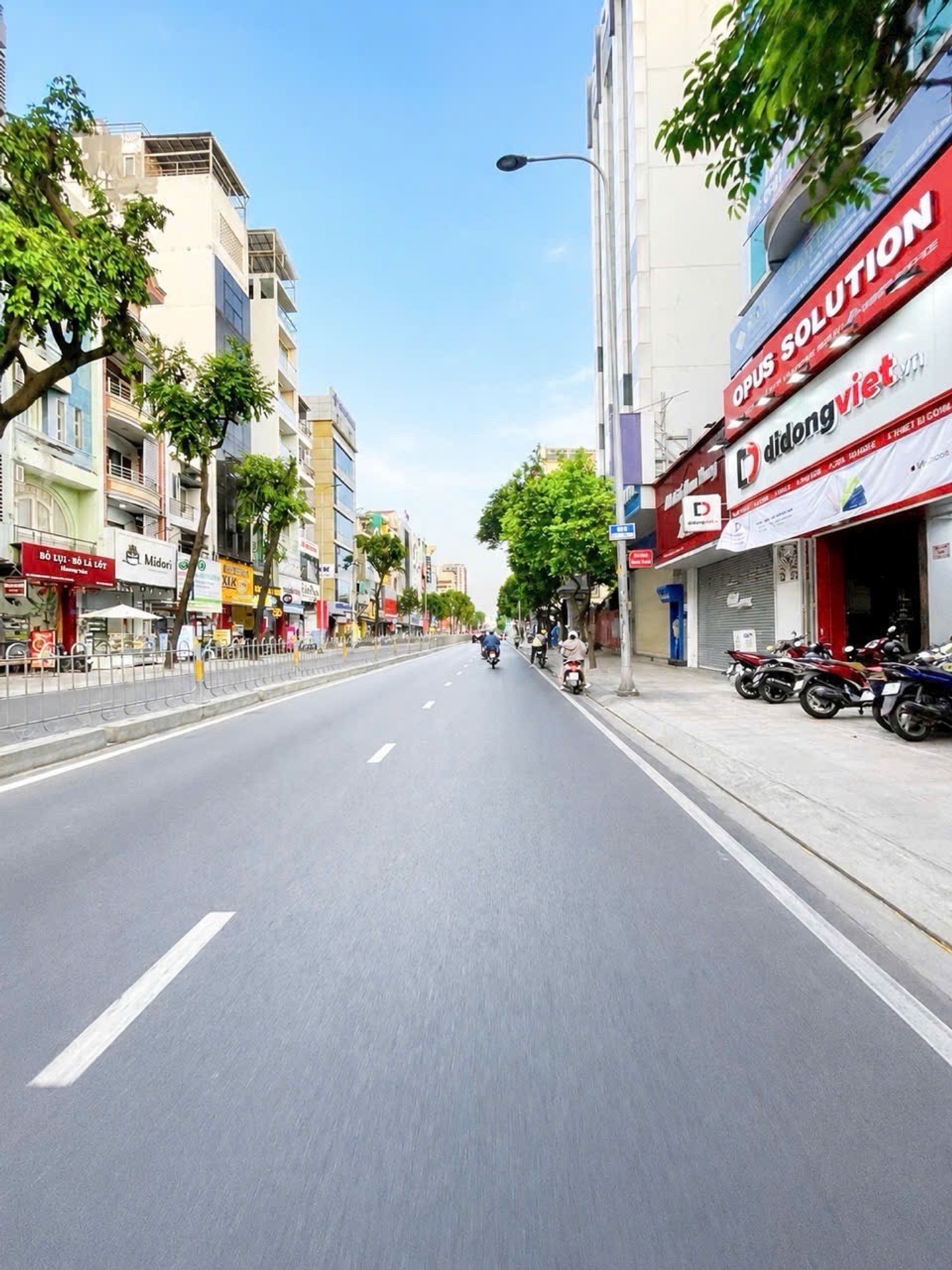 Ngay cầu Kênh Tẻ - Hẻm ô tô - 4 tầng - 70m2 - Nhỉnh 13 tỷ - Sổ vuông đẹp