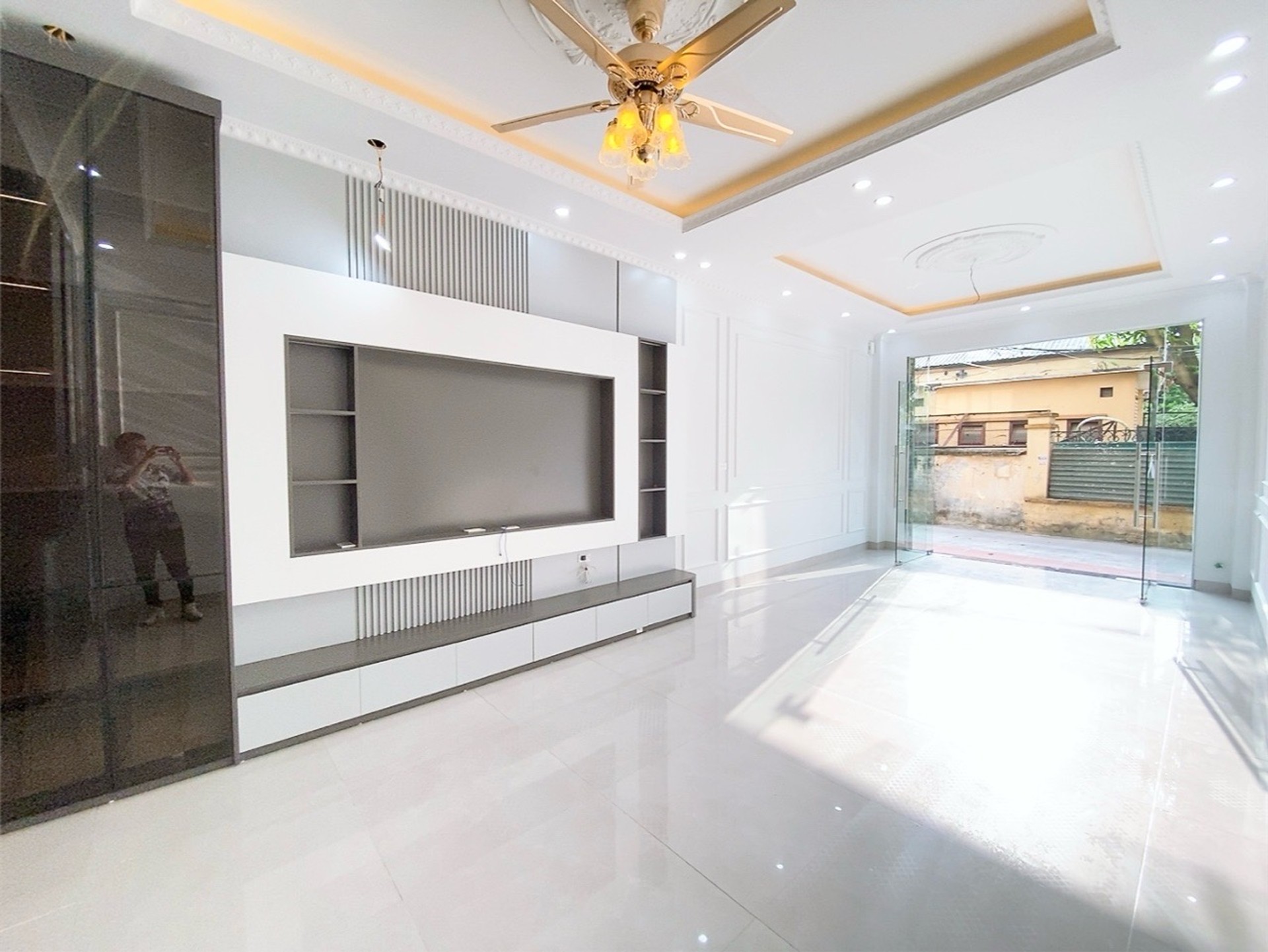 Siêu phẩm nhà 5 tầng ô tô vào tận cửa, full nội thất, giá hấp dẫn!