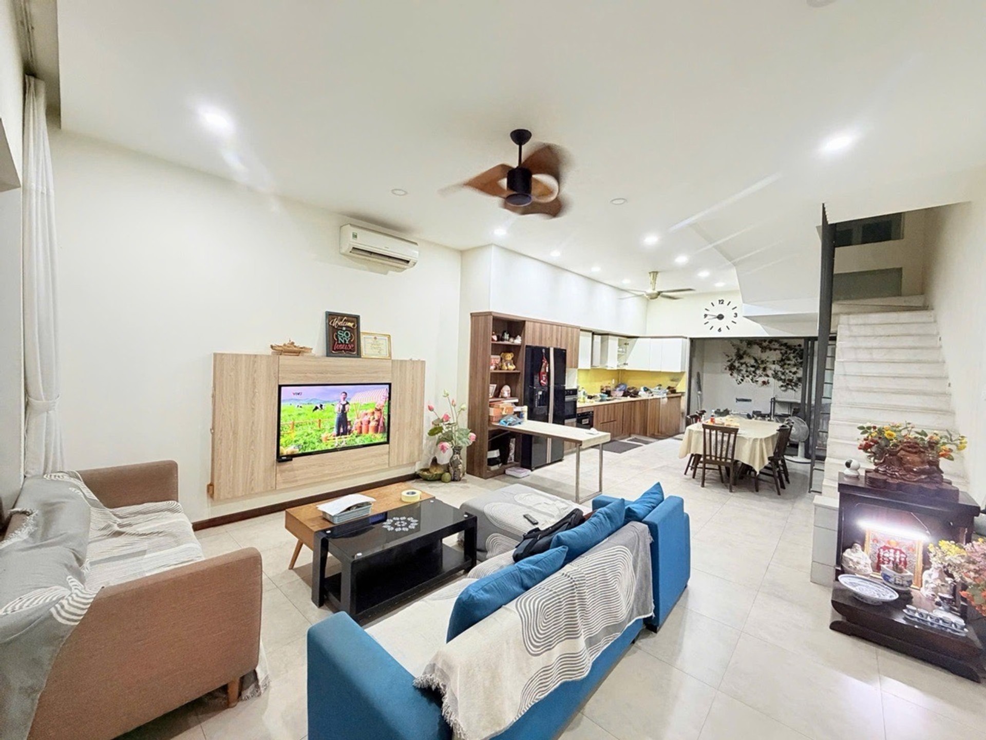 Nhà mặt phố mặt tiền rộng khu vực gần sân bay, thích hợp kinh doanh đa ngành nghề