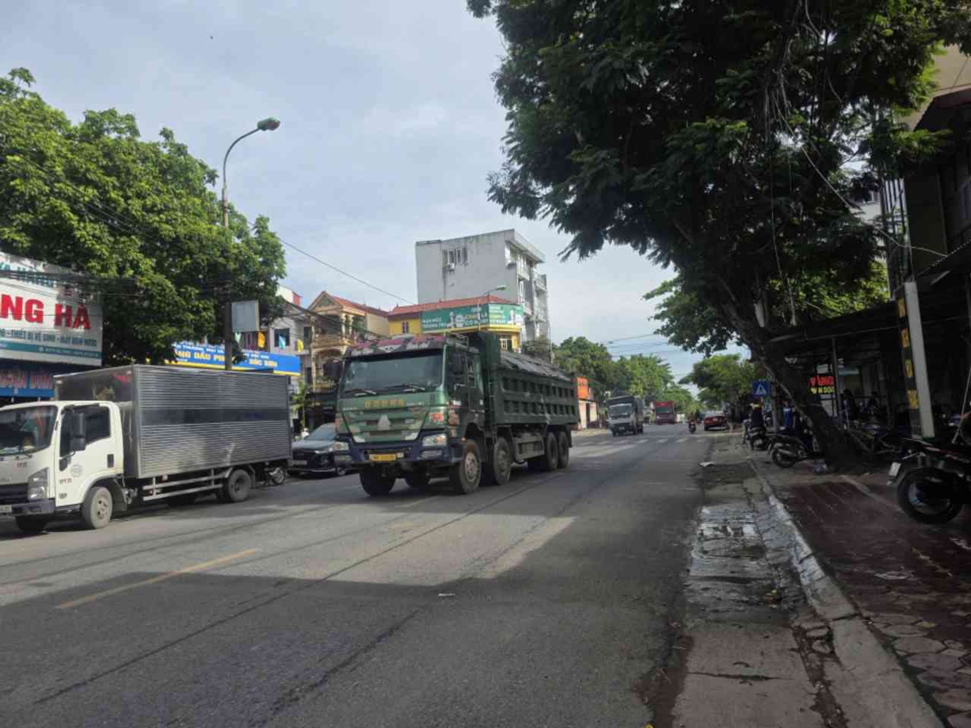Lô đất đẹp giá tốt, vỉa hè ô tô tránh, tầm tiền hiếm