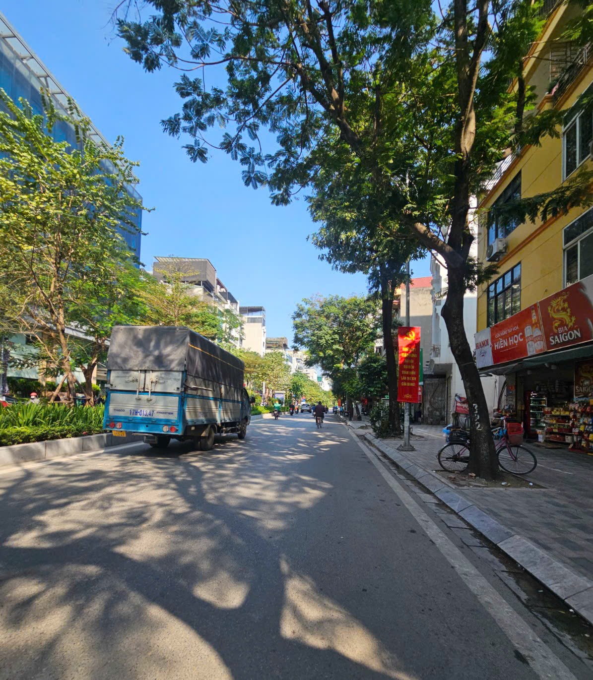 Bán tòa nhà mặt phố Lạc Long Quân, Tây Hồ 7 tầng, mặt tiền rộng 7.7m, giá 98 tỷ