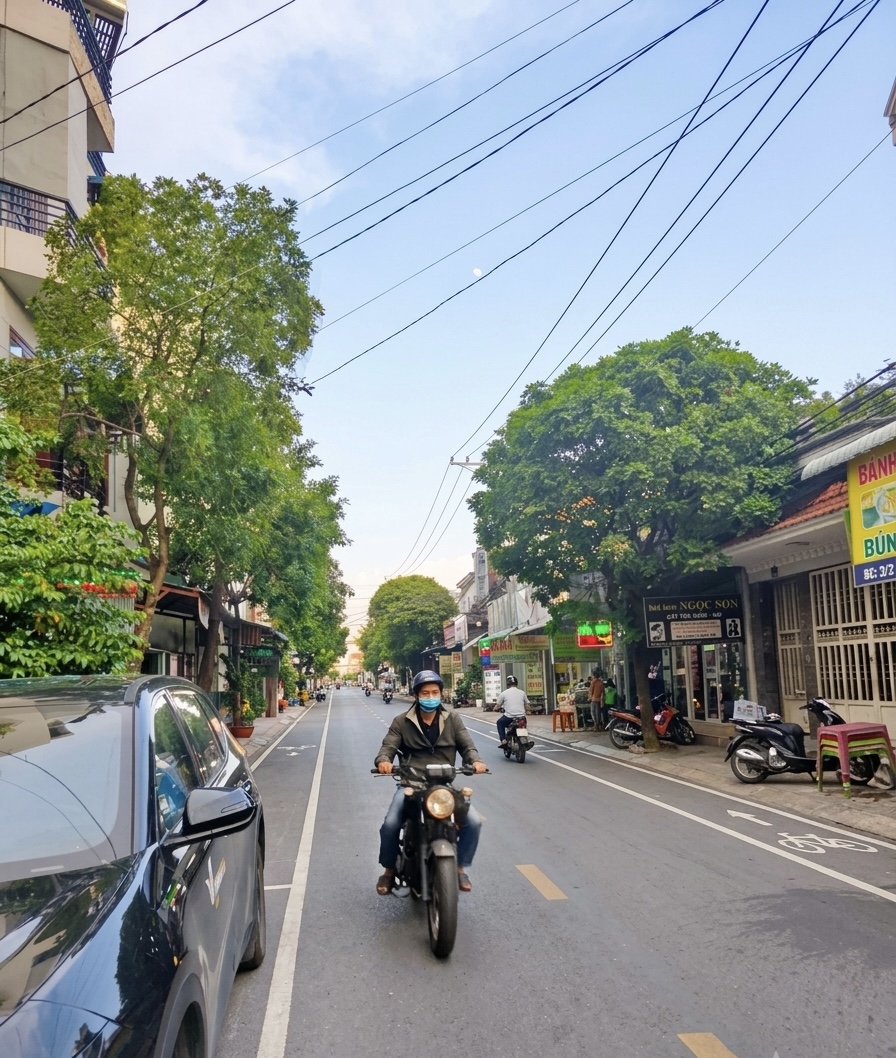 Nhà mặt phố 3 tầng rộng rãi, sầm uất Dĩ An