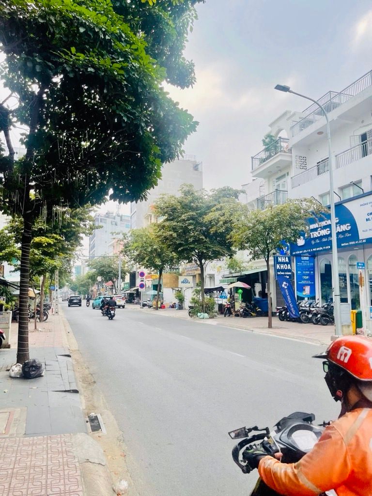 Bán nhà mặt phố trung tâm Quận 3, nhà góc, mặt tiền rộng 10.8m, giá đầu tư hấp dẫn