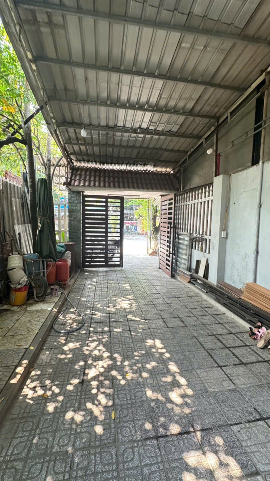 Nhà mặt tiền Nguyễn Chánh sát biển, nguyễn tất thành. rộng rãi, tiện nghi đầy đủ