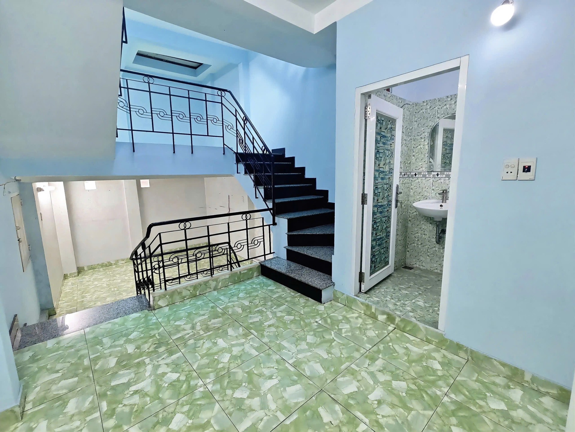 Bán nhà mặt phố tại quận Thanh Xuân, diện tích 63.8m2, 3 tầng, gần ga Metro Bảy Hiền