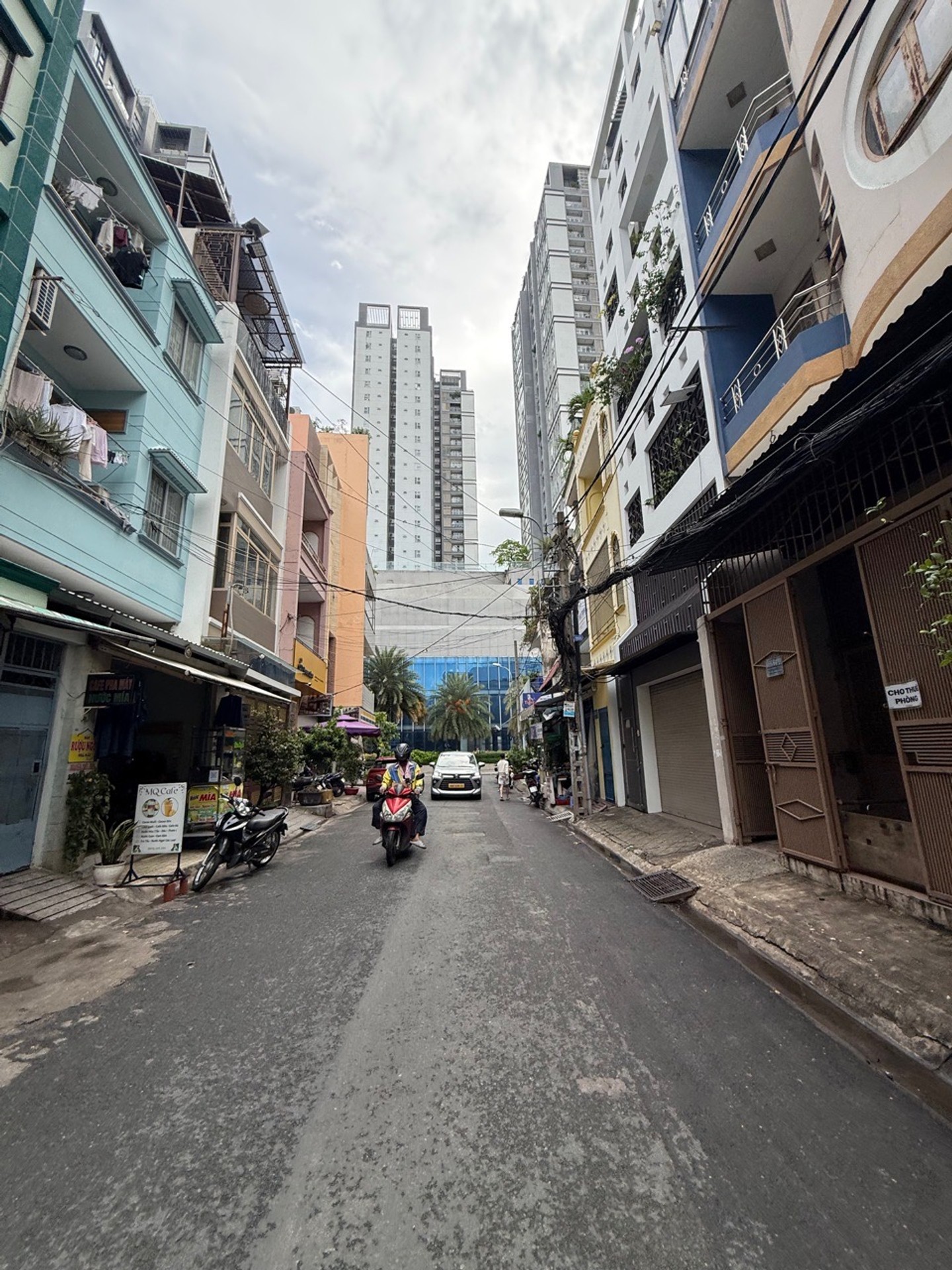 Nhà phố rộng 64m2, 5 phòng ngủ, thuận tiện tại quận trung tâm