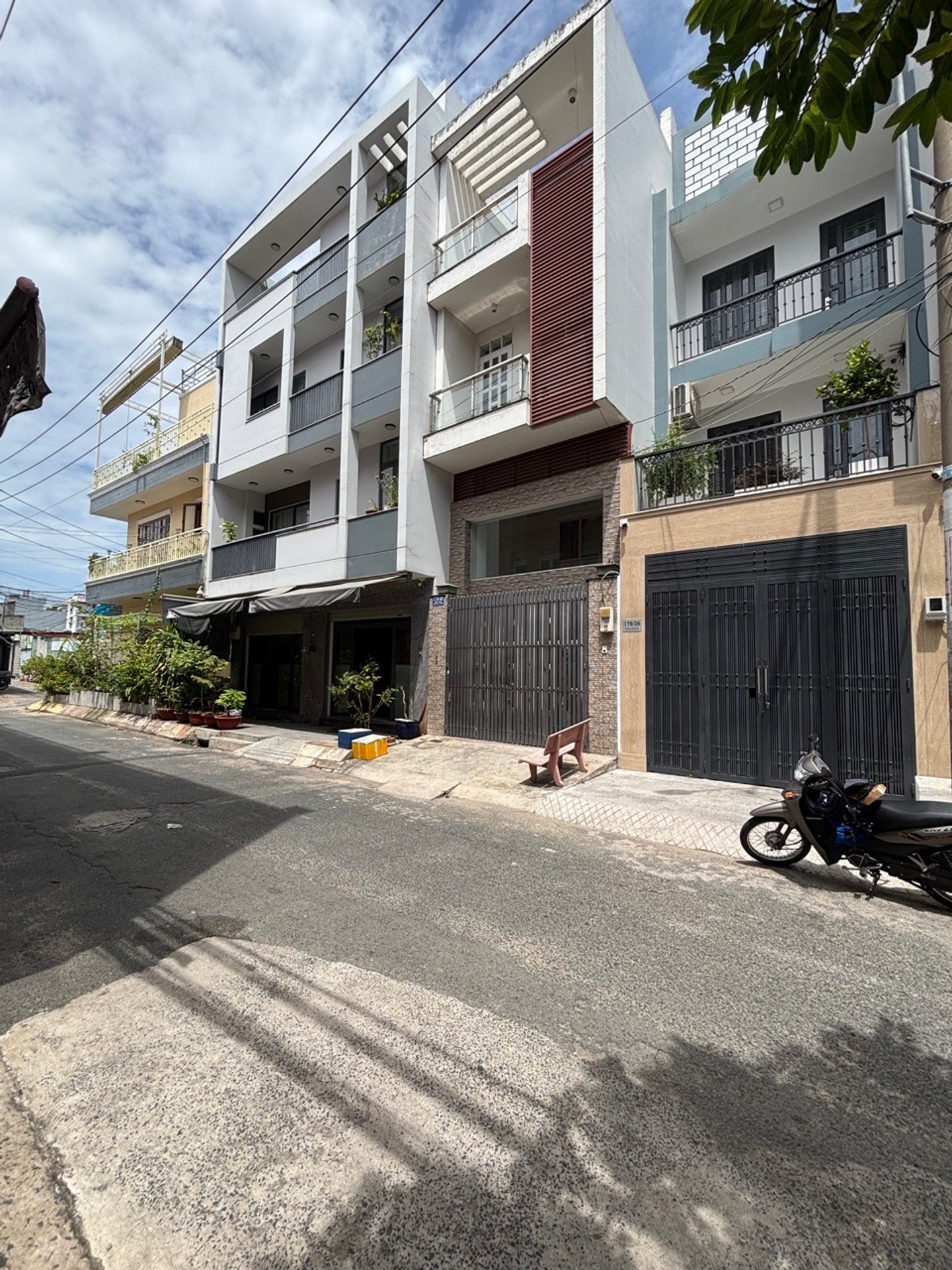 Nhà 2 tầng hẻm xe tải gần Quận 11, giá tốt tại Tân Phú