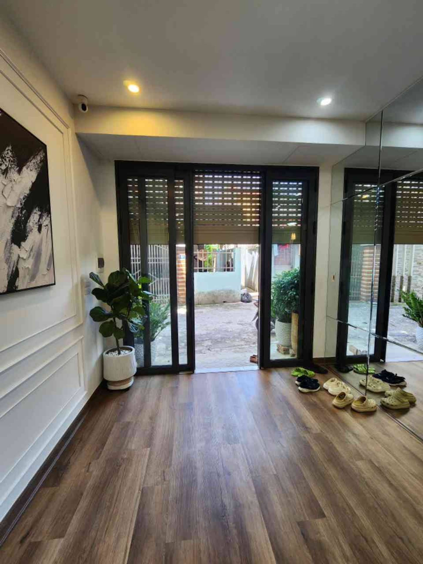 Nhà 5 tầng diện tích 46m² tại Thạch Bàn, gara ô tô, gần trung tâm thương mại