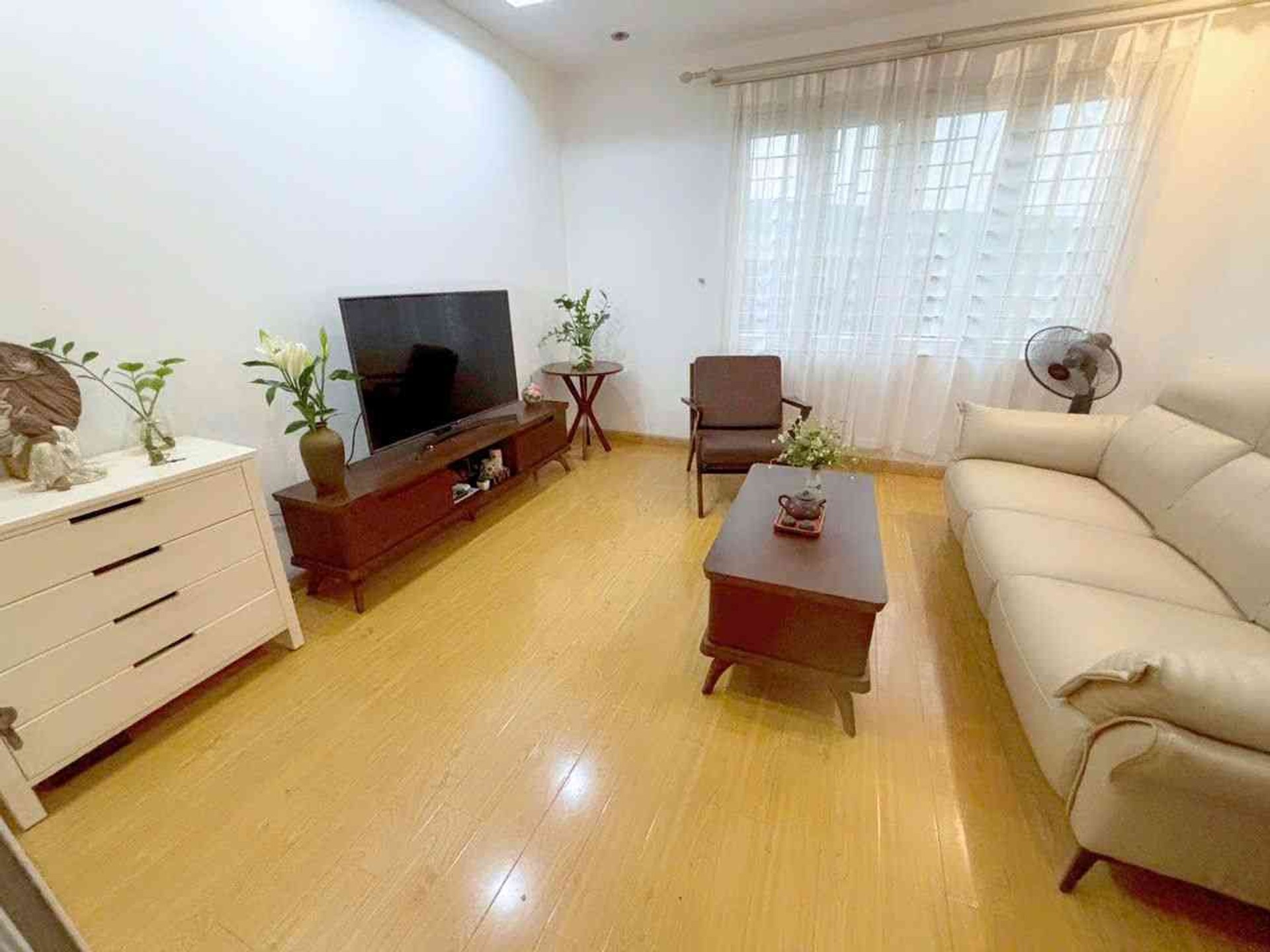 Bán nhà phố bằng liệt ngõ nông gần phố